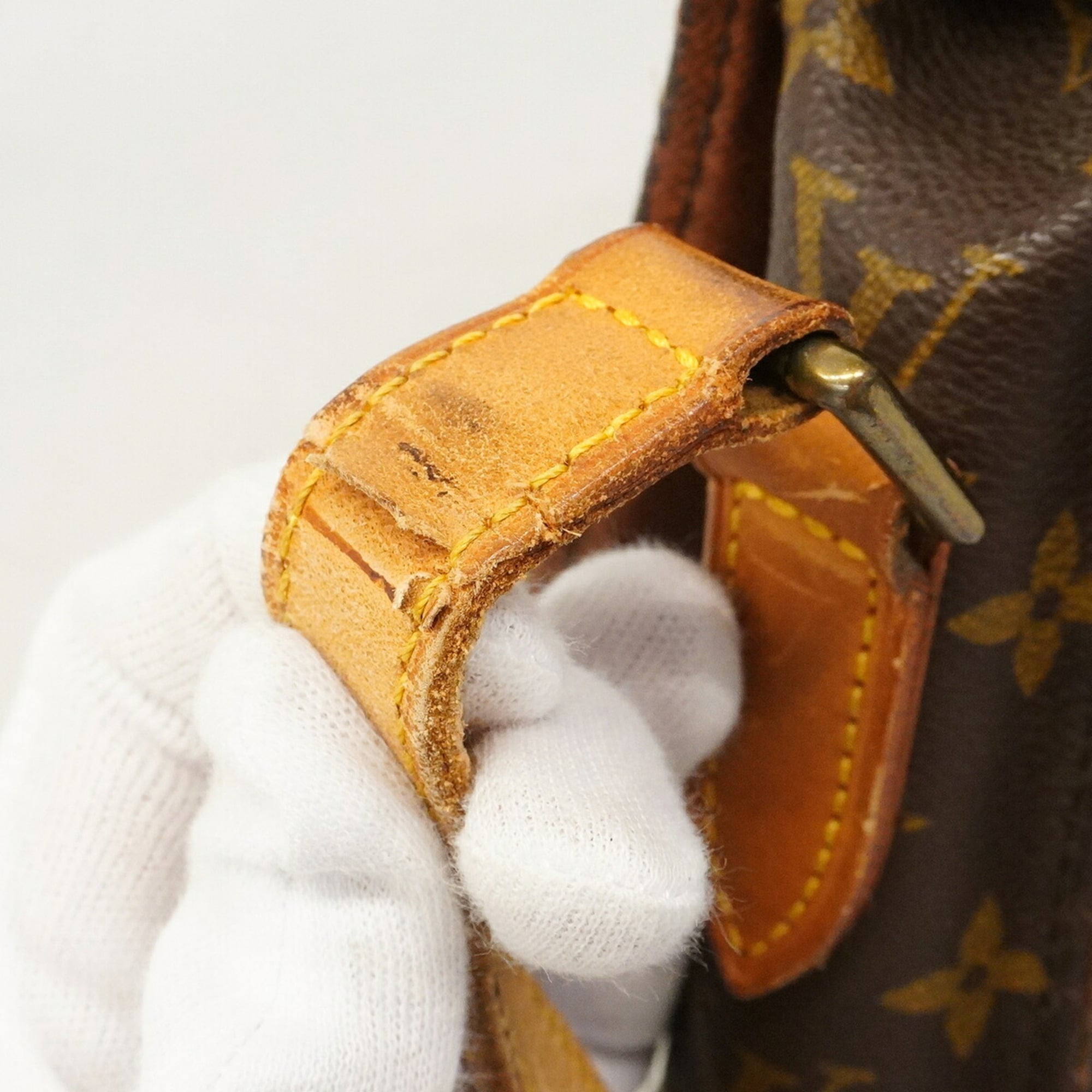 Louis Vuitton Brown Shoulder Bag (Pre-Owned)