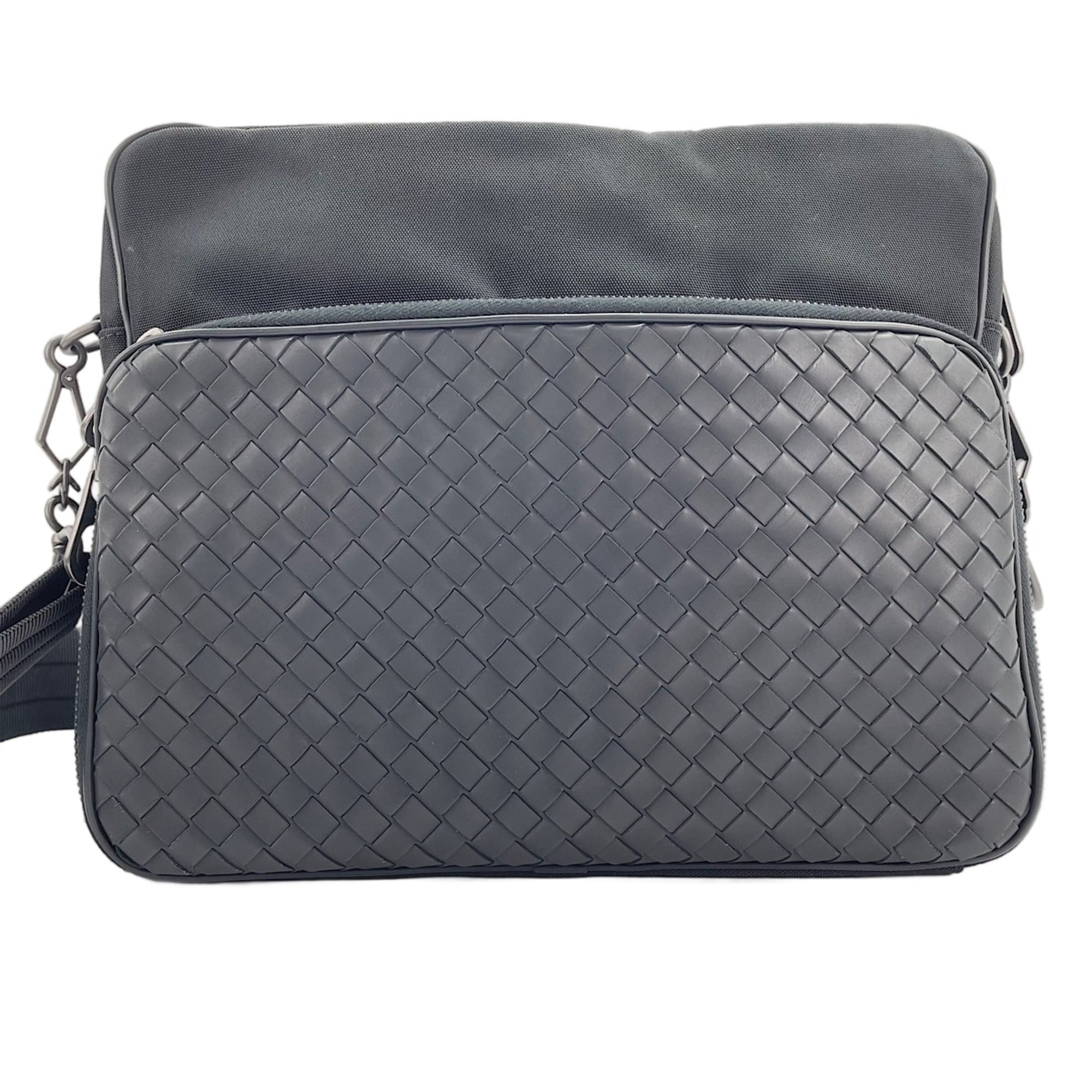 Bottega Veneta Black Intrecciato Shoulder Bag (Pre-Owned)