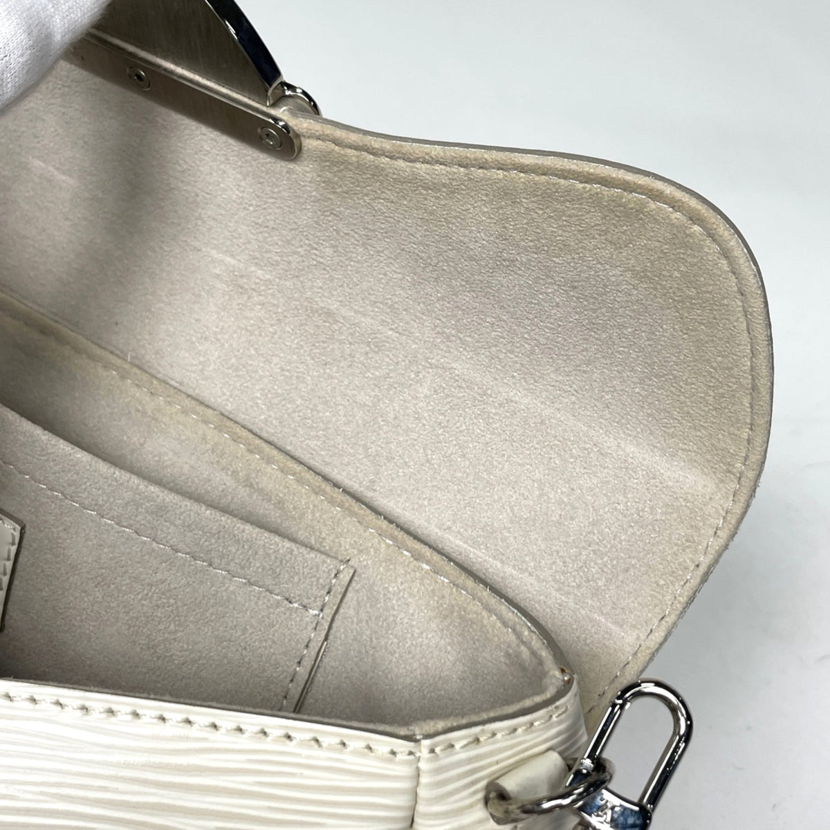 Louis Vuitton Epi Lv Off White White Epi Leather Pochette Shoulder Bag (Pre-Owned)
