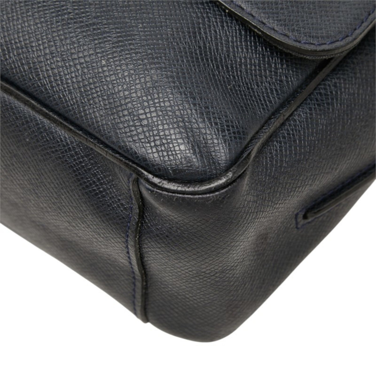 Louis Vuitton Taiga Navy Leather Messenger Bag Shoulder Bag (Pre-Owned)