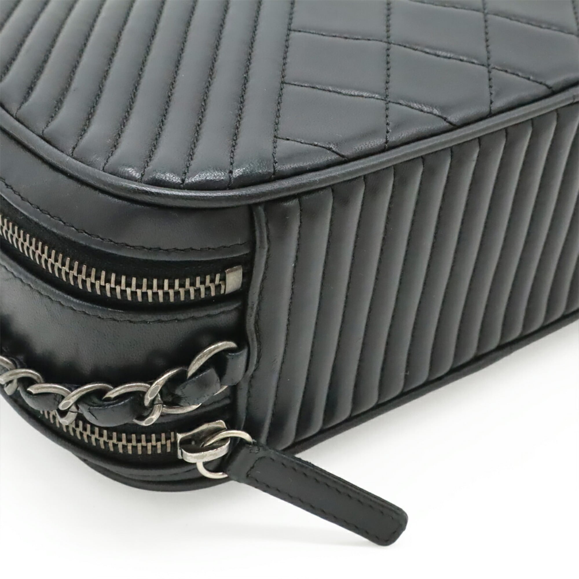 Chanel Black Leather Pochette Shoulder Bag (Pre-Owned)