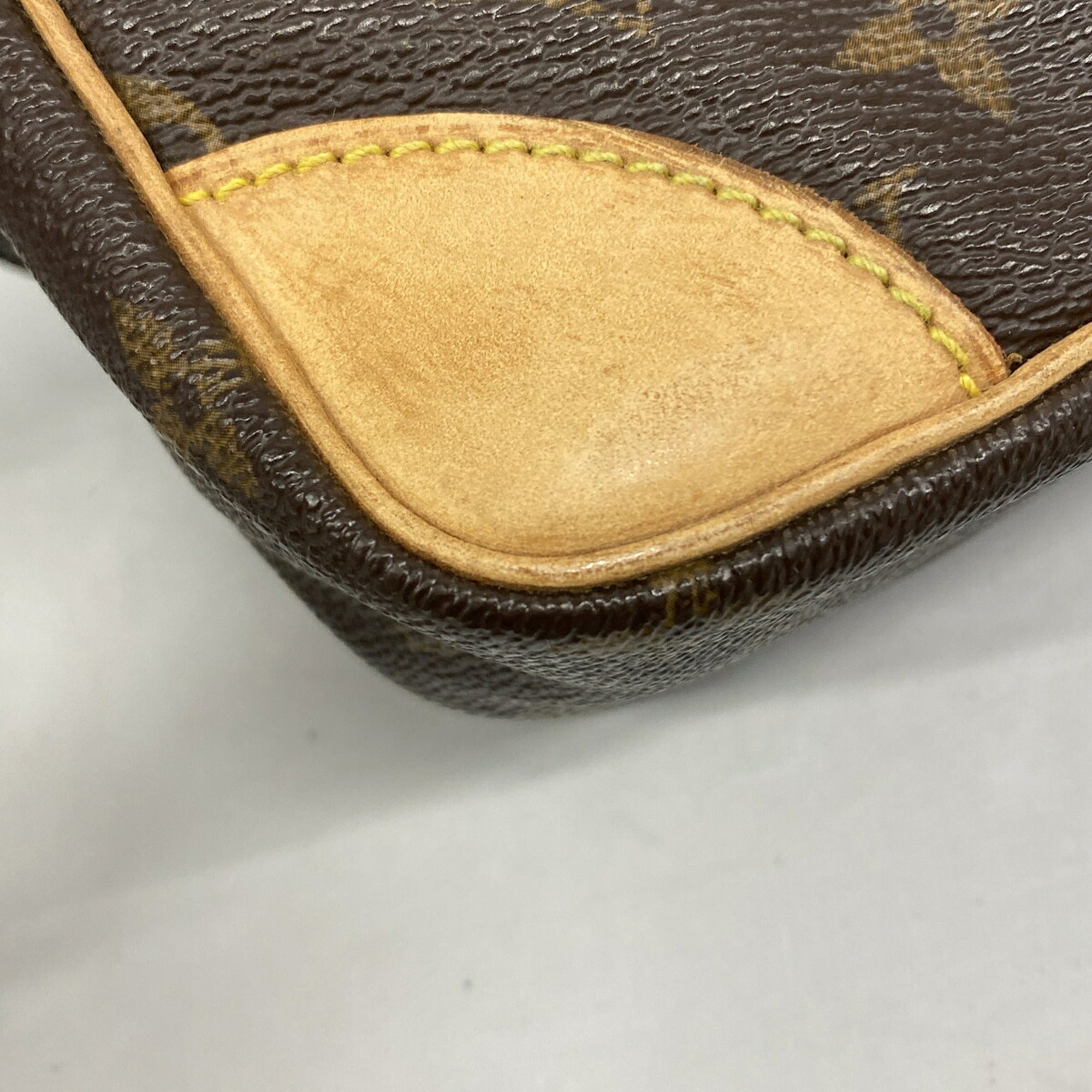 Louis Vuitton Brown Shoulder Bag (Pre-Owned)