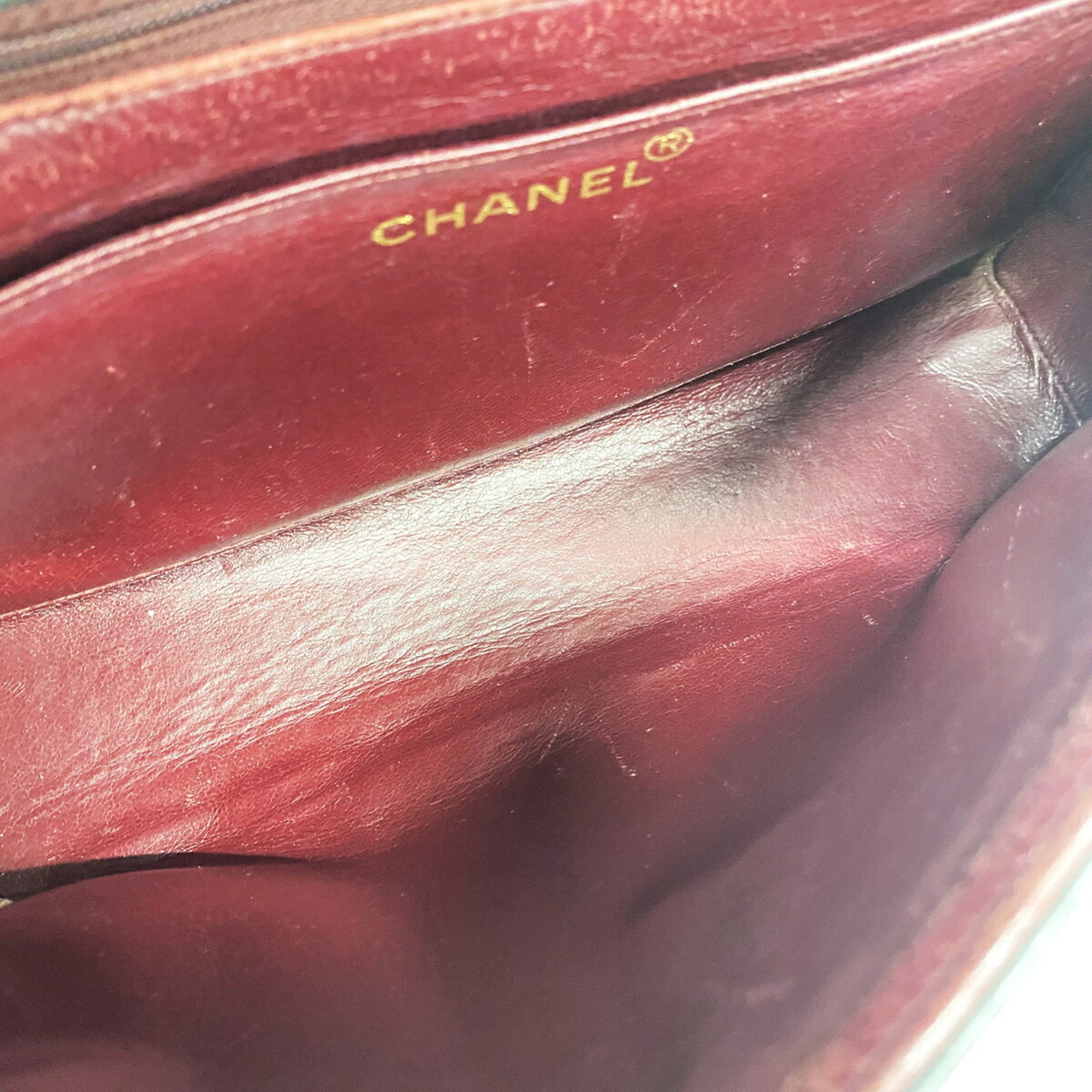 Chanel Black Leather Shoulder Bag (Pre-Owned)