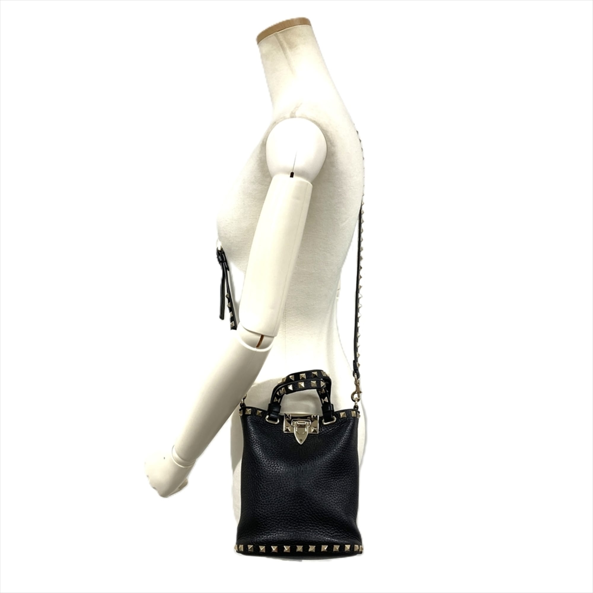 Valentino Black Leather Shoulder Bag (Pre-Owned)