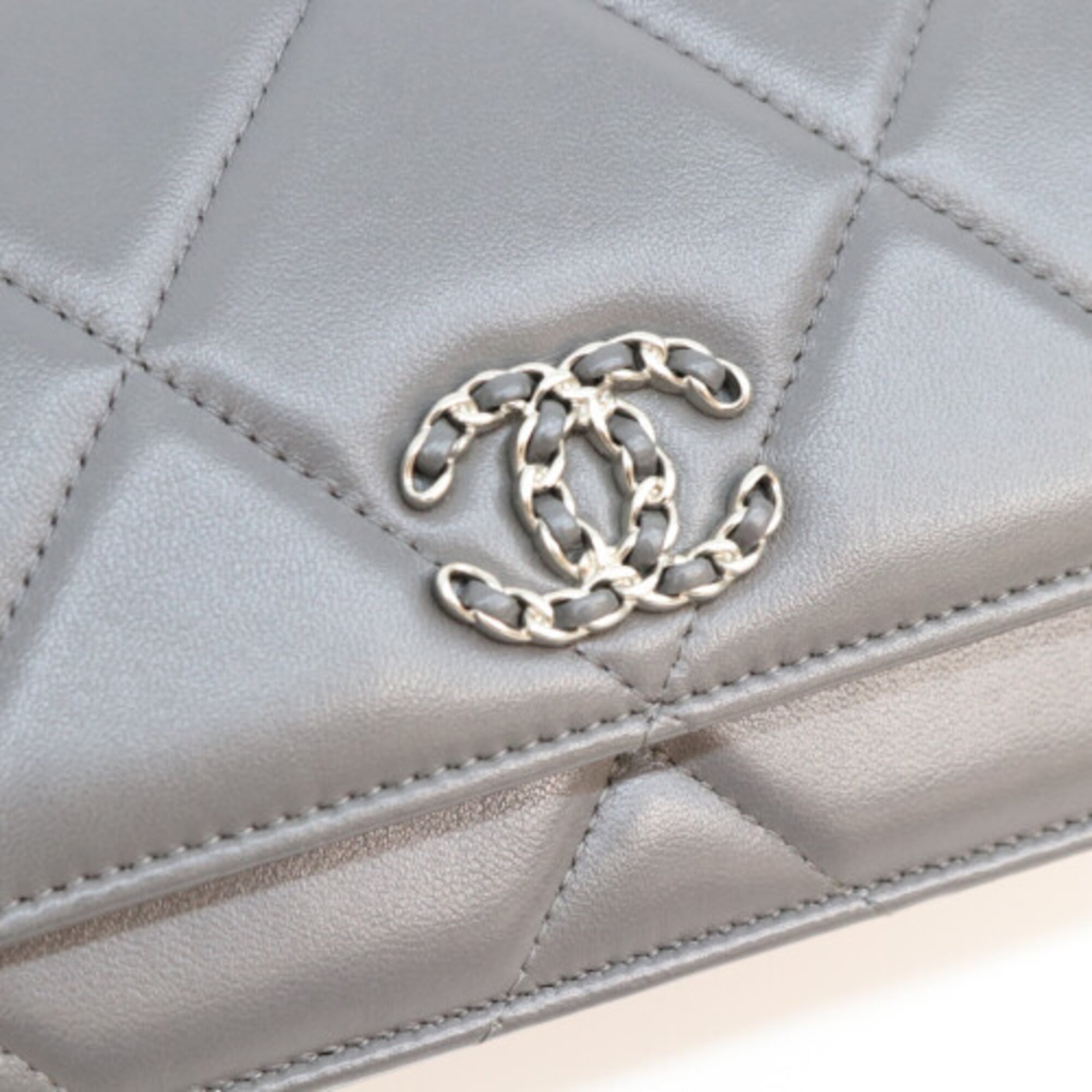 Chanel Gray Leather Shoulder Bag (Pre-Owned)