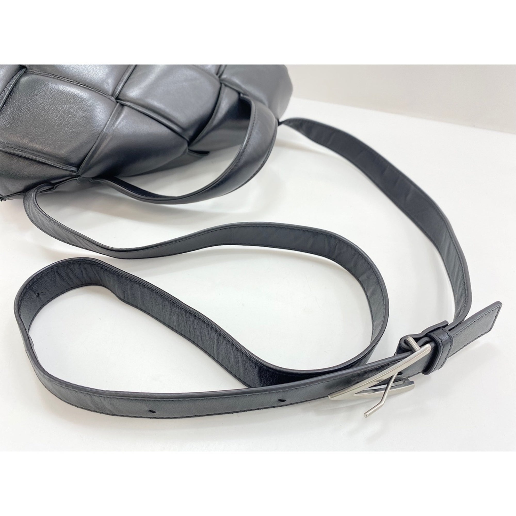 Bottega Veneta Black Shoulder Bag (Pre-Owned)