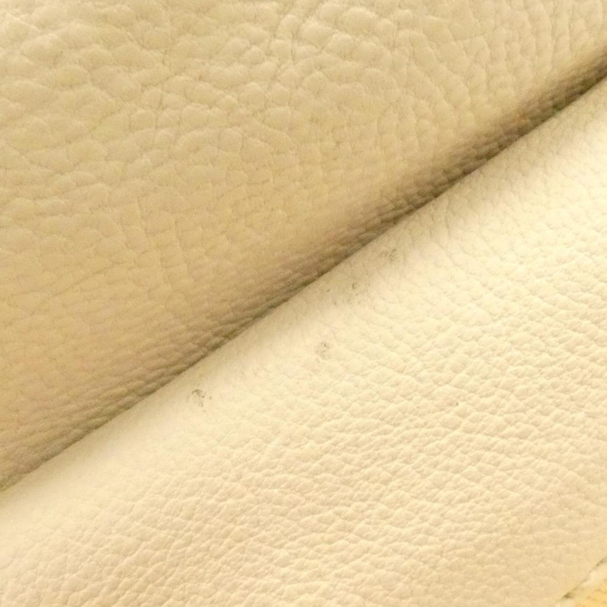 Chanel White Leather Shoulder Bag (Pre-Owned)