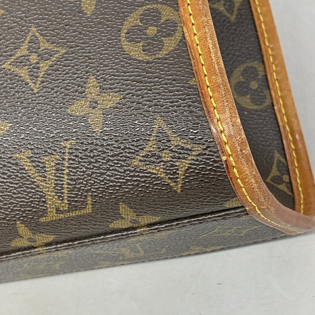 Louis Vuitton Brown Handbag (Pre-Owned)