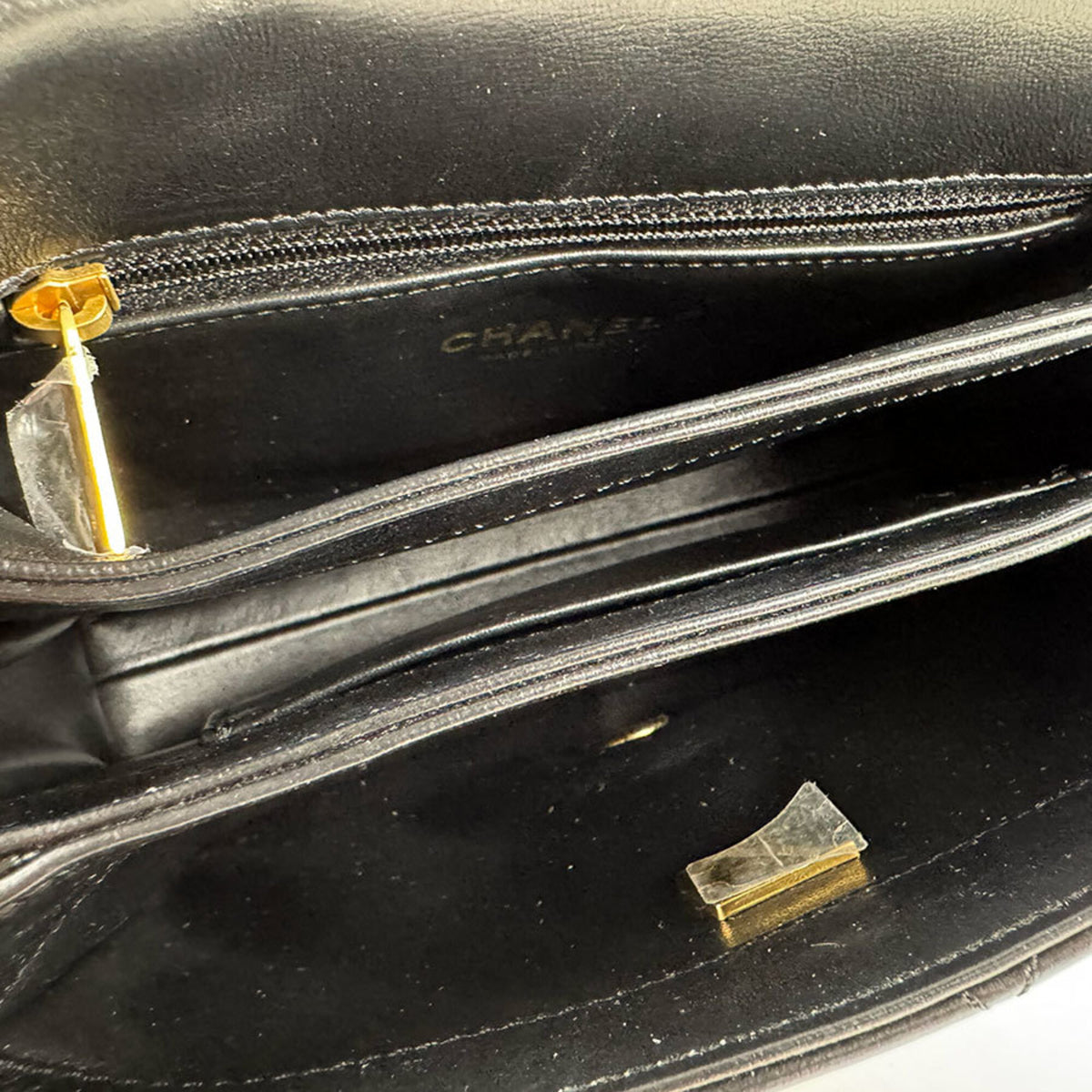 Chanel Black Leather Shoulder Bag (Pre-Owned)