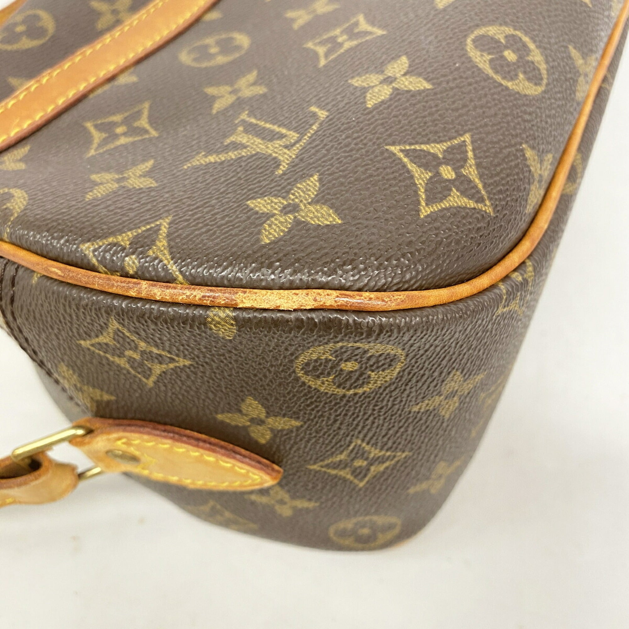 Louis Vuitton Brown Shoulder Bag (Pre-Owned)