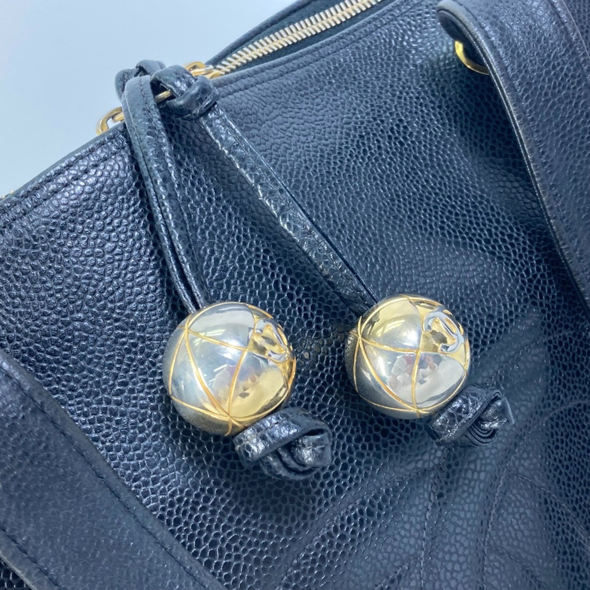 Chanel Black Leather Shoulder Bag (Pre-Owned)