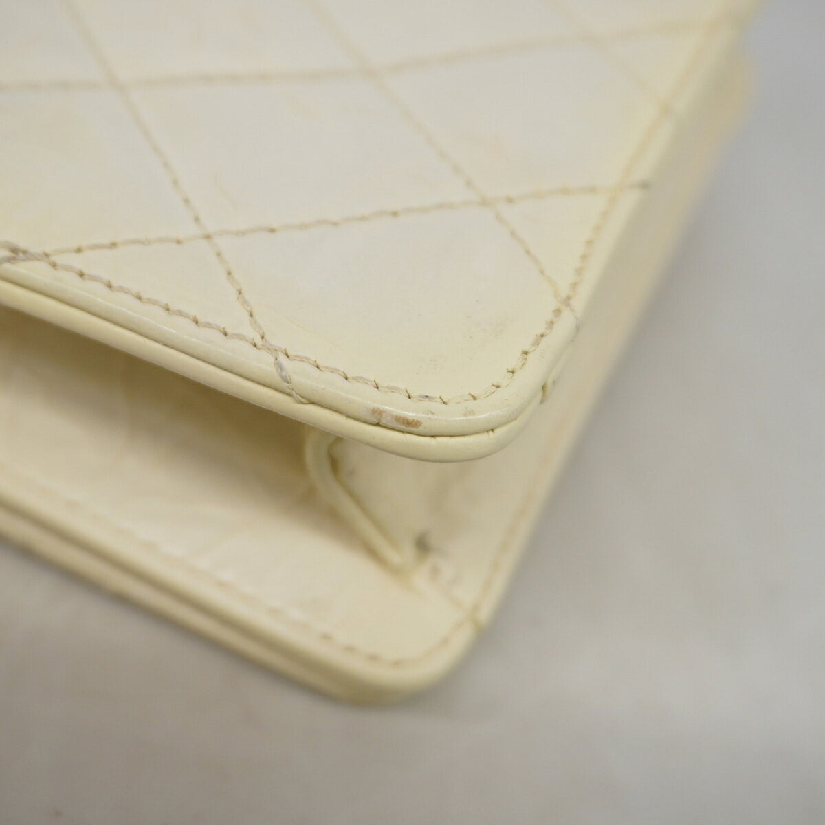 Chanel White Leather Handbag (Pre-Owned)