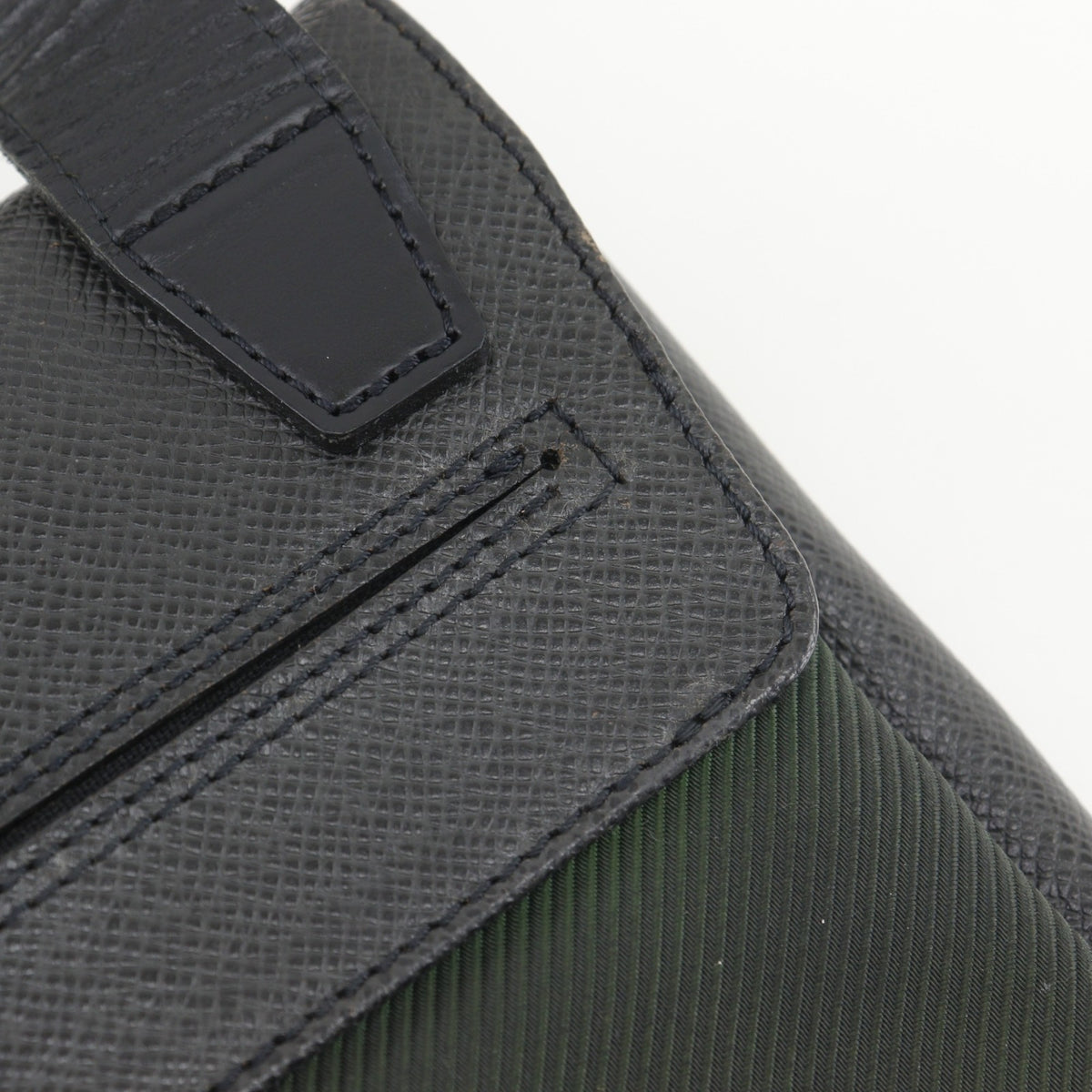 Louis Vuitton Ardoise Black Episea Taiga Leather Shoulder Bag (Pre-Owned)