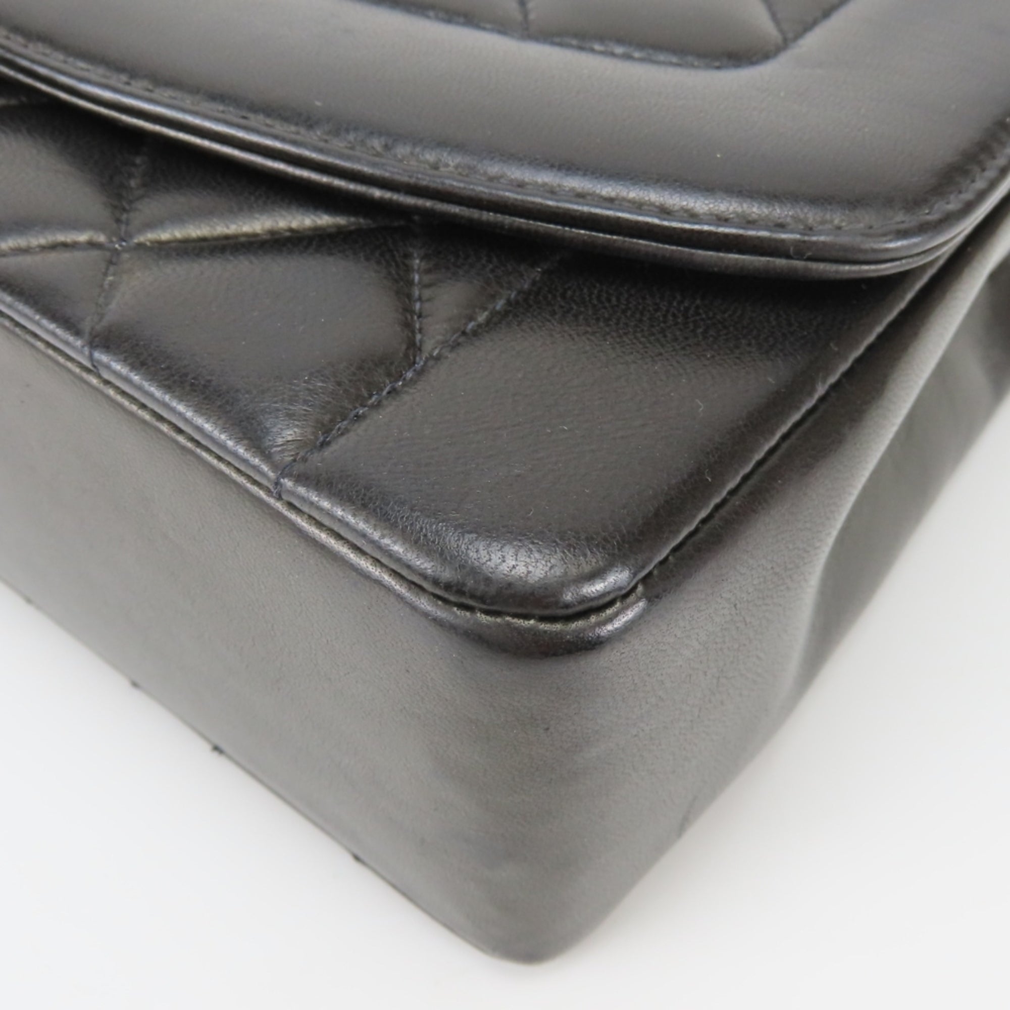 Chanel Black Leather Shoulder Bag (Pre-Owned)
