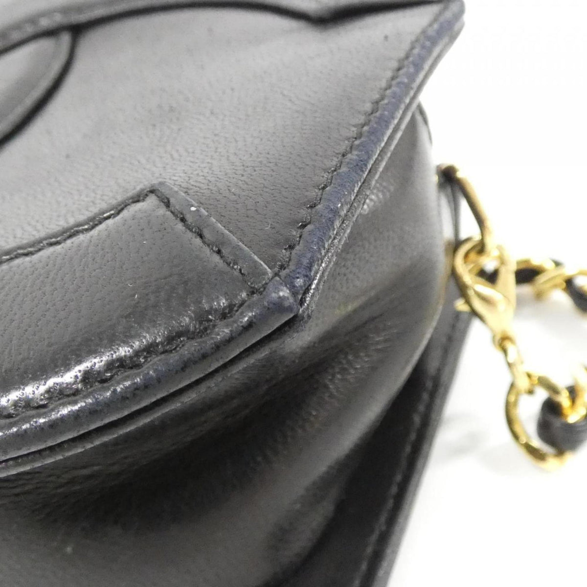 Chanel Black Leather Shoulder Bag (Pre-Owned)