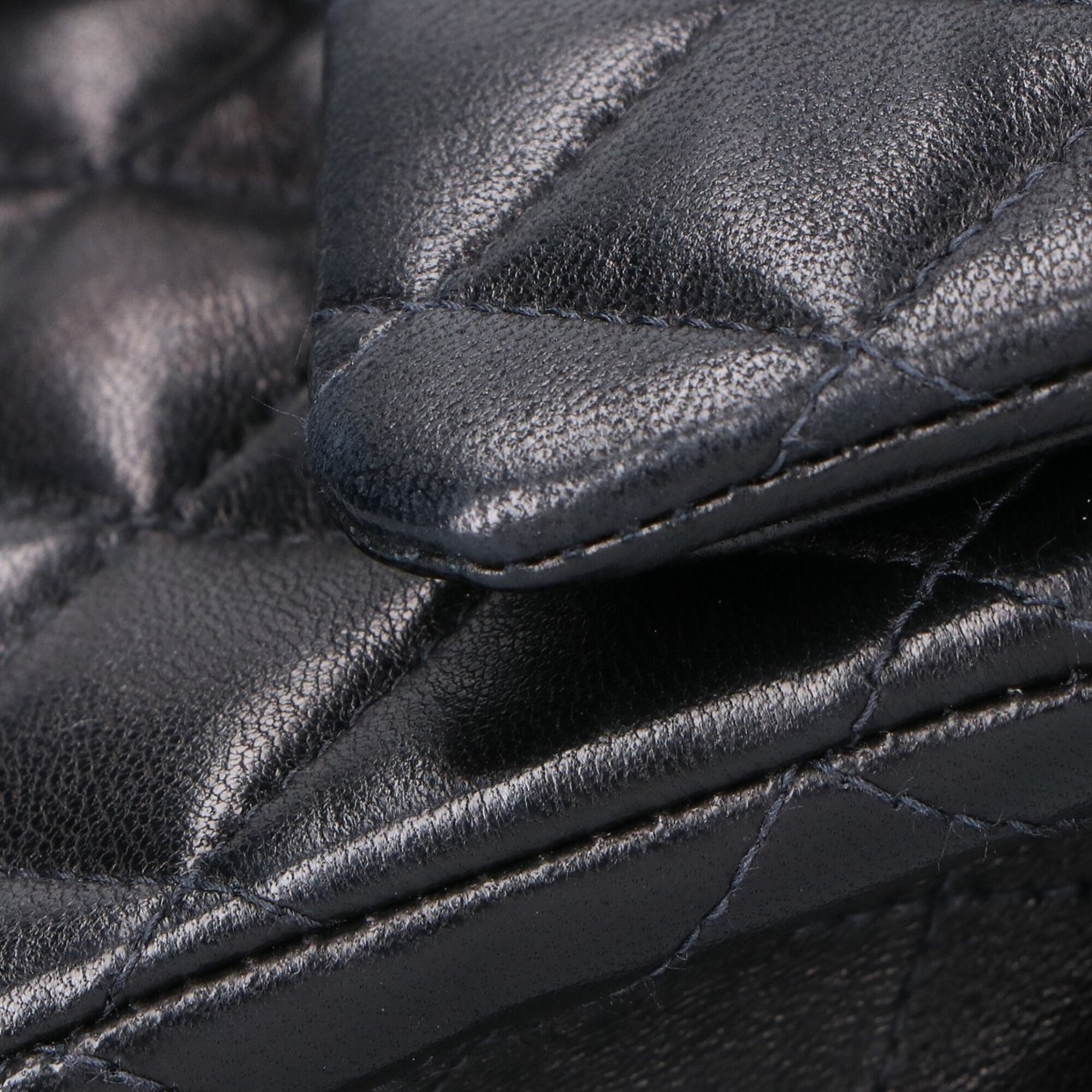 Chanel Matelasse Black Leather Shoulder Bag (Pre-Owned)