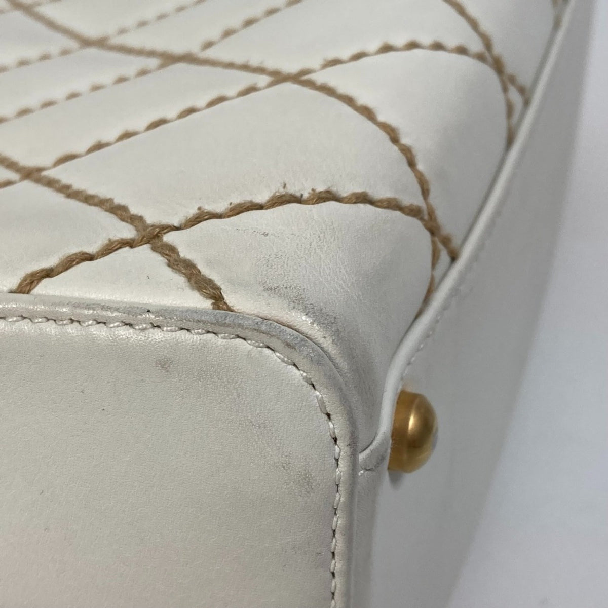 Chanel White Leather Handbag (Pre-Owned)