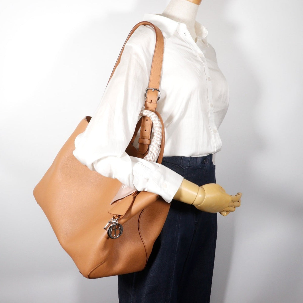 Christian Dior Beige Leather Handbag (Pre-Owned)