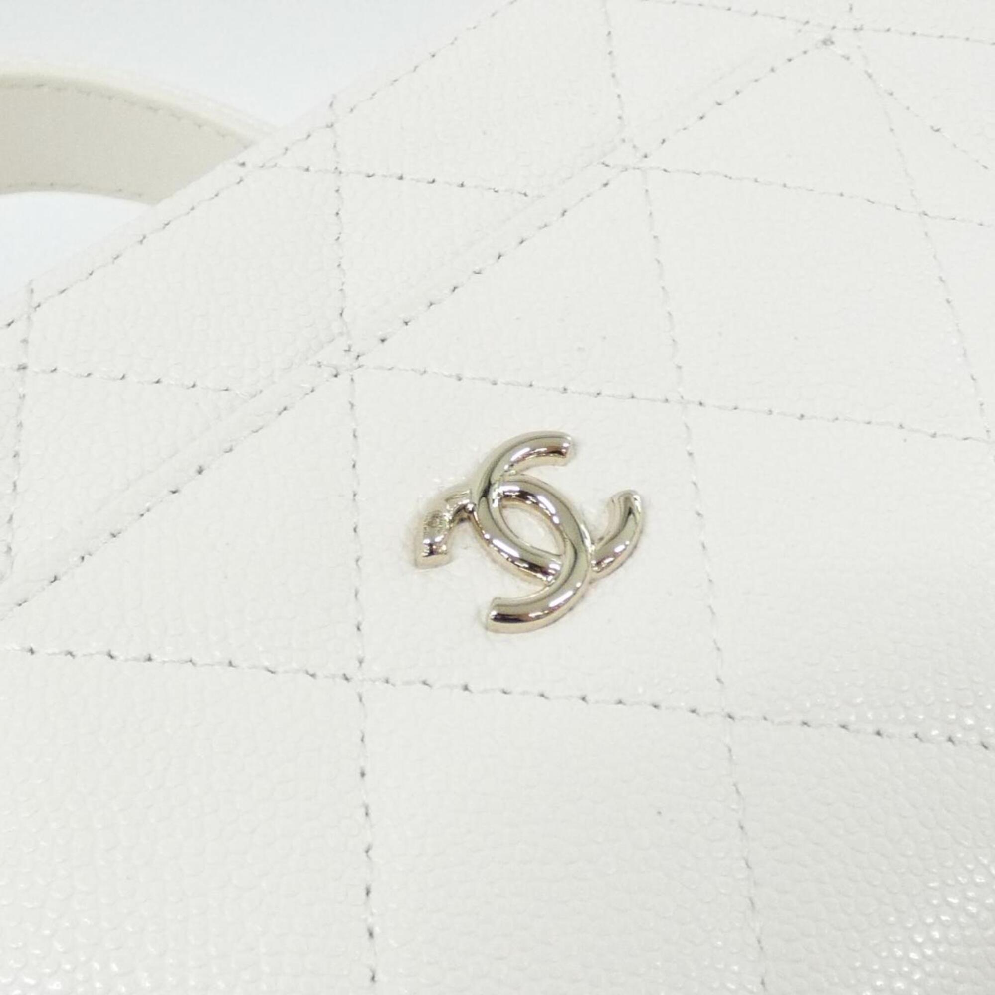 Chanel White Grained Calfskin Handbag (Pre-Owned)