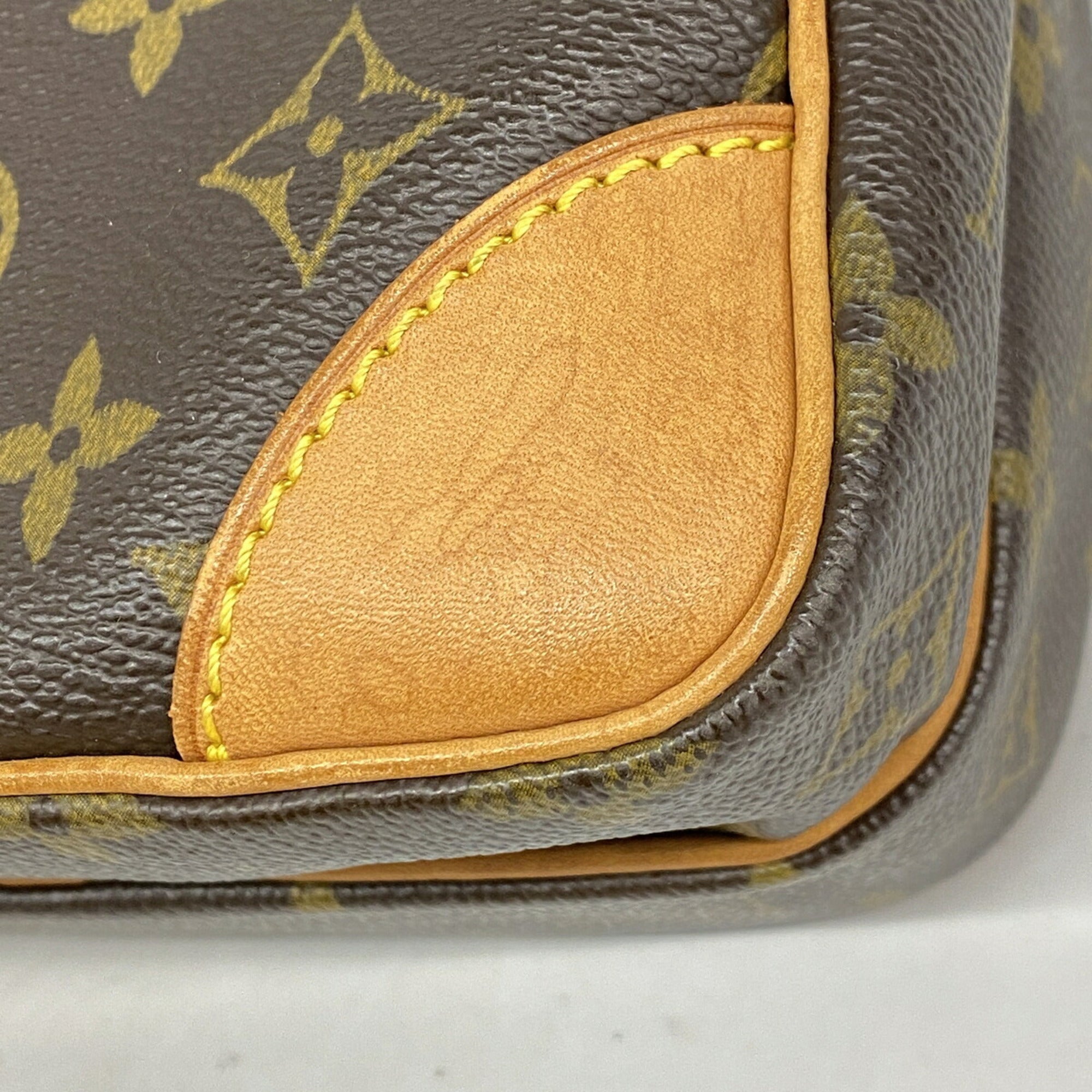 Louis Vuitton Brown Shoulder Bag (Pre-Owned)