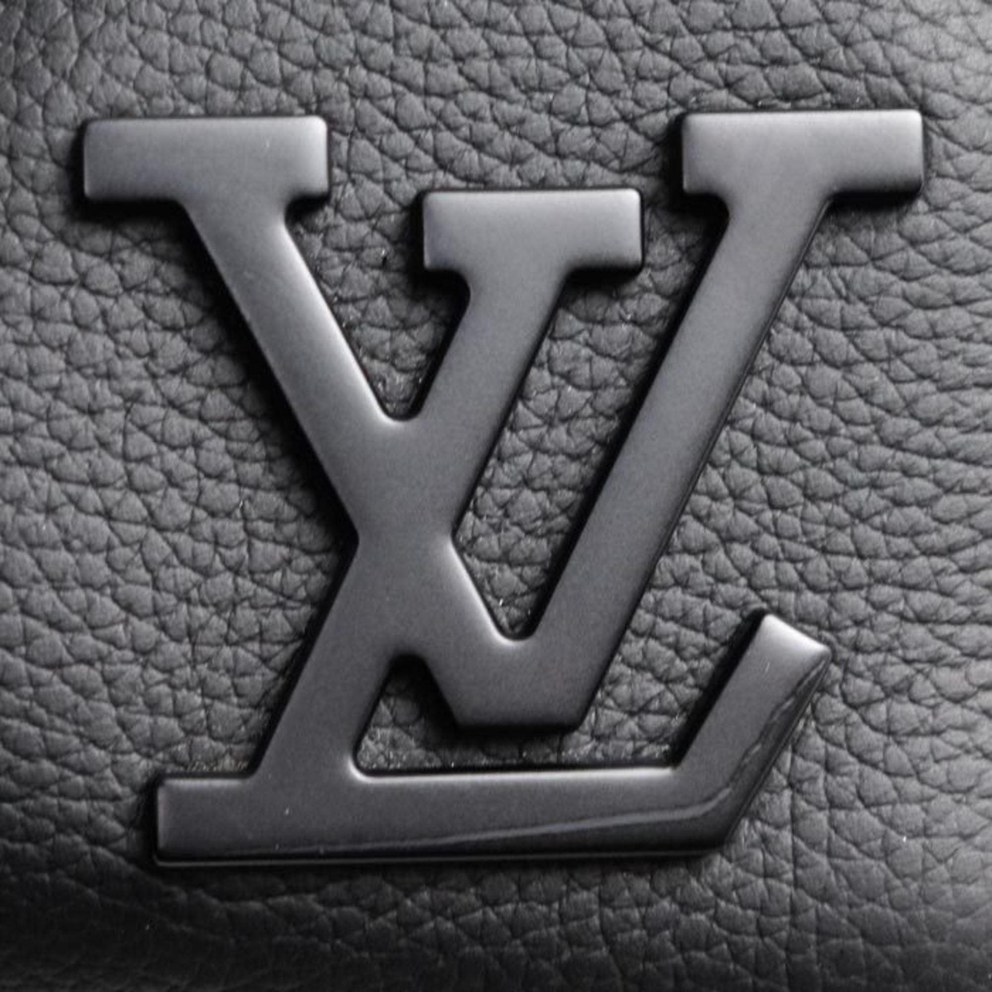 Louis Vuitton Black Leather Shoulder Bag (Pre-Owned)