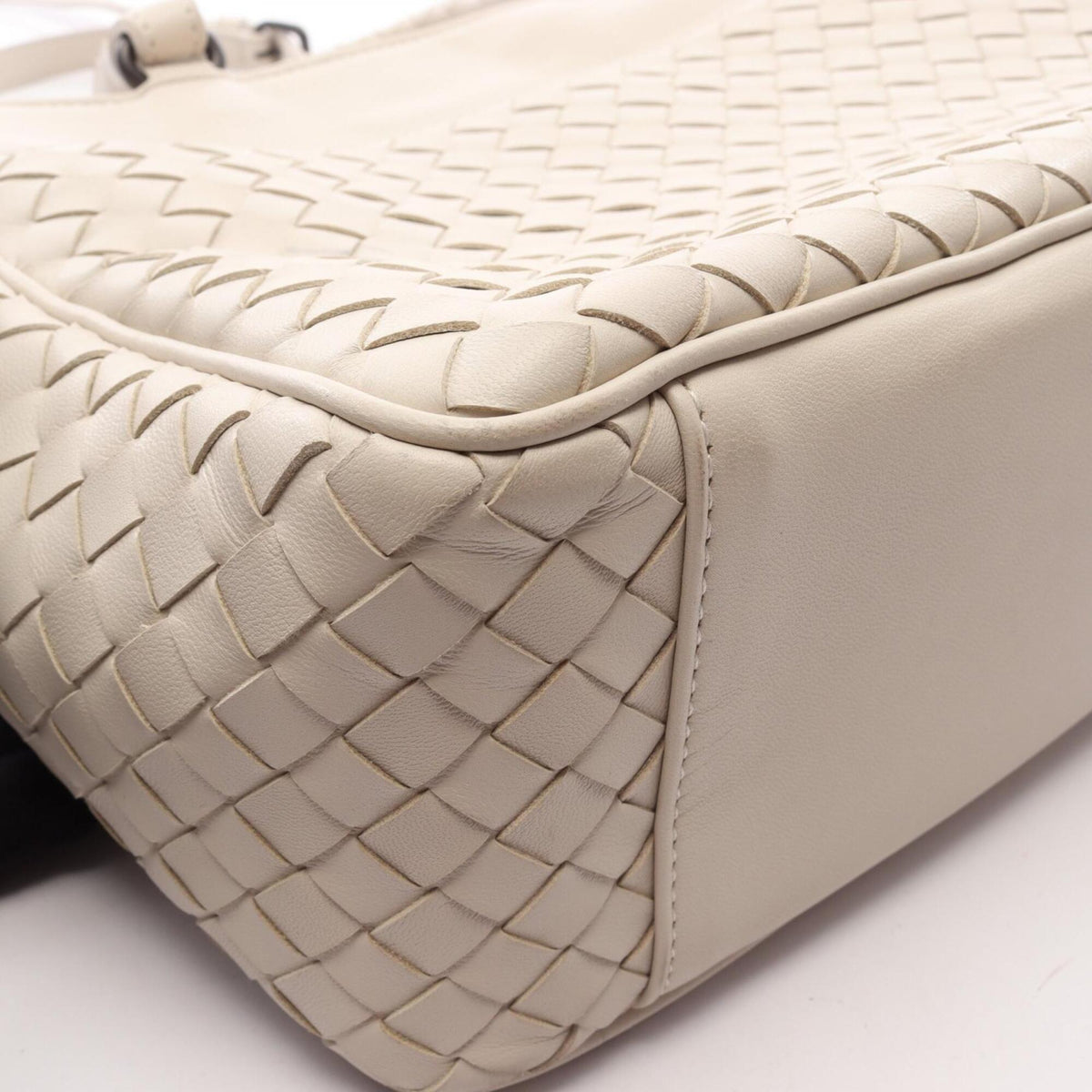 Bottega Veneta White Leather Handbag (Pre-Owned)