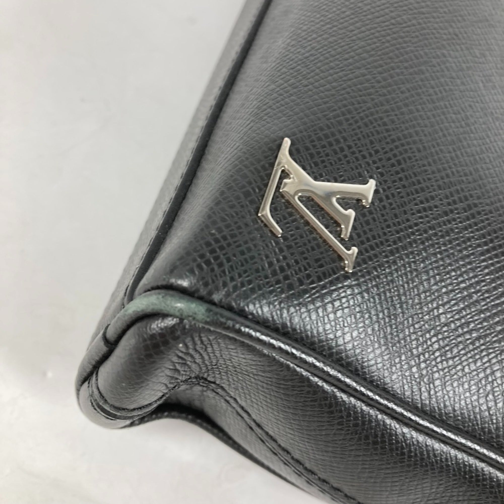 Louis Vuitton Ardoise Black Taiga Leather Briefcase (Pre-Owned)