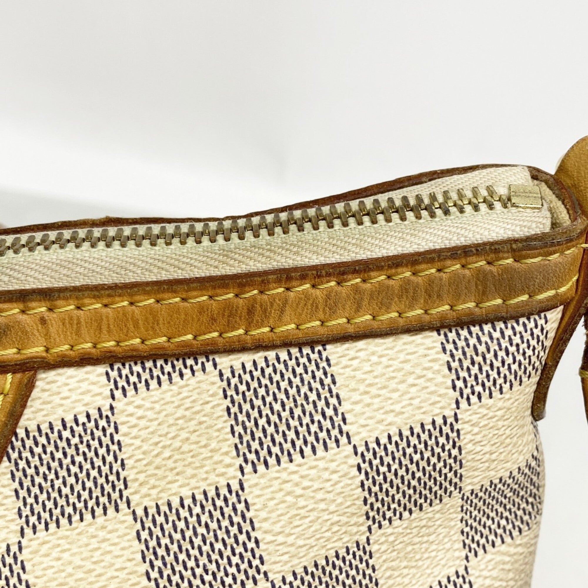 Louis Vuitton White Shoulder Bag (Pre-Owned)