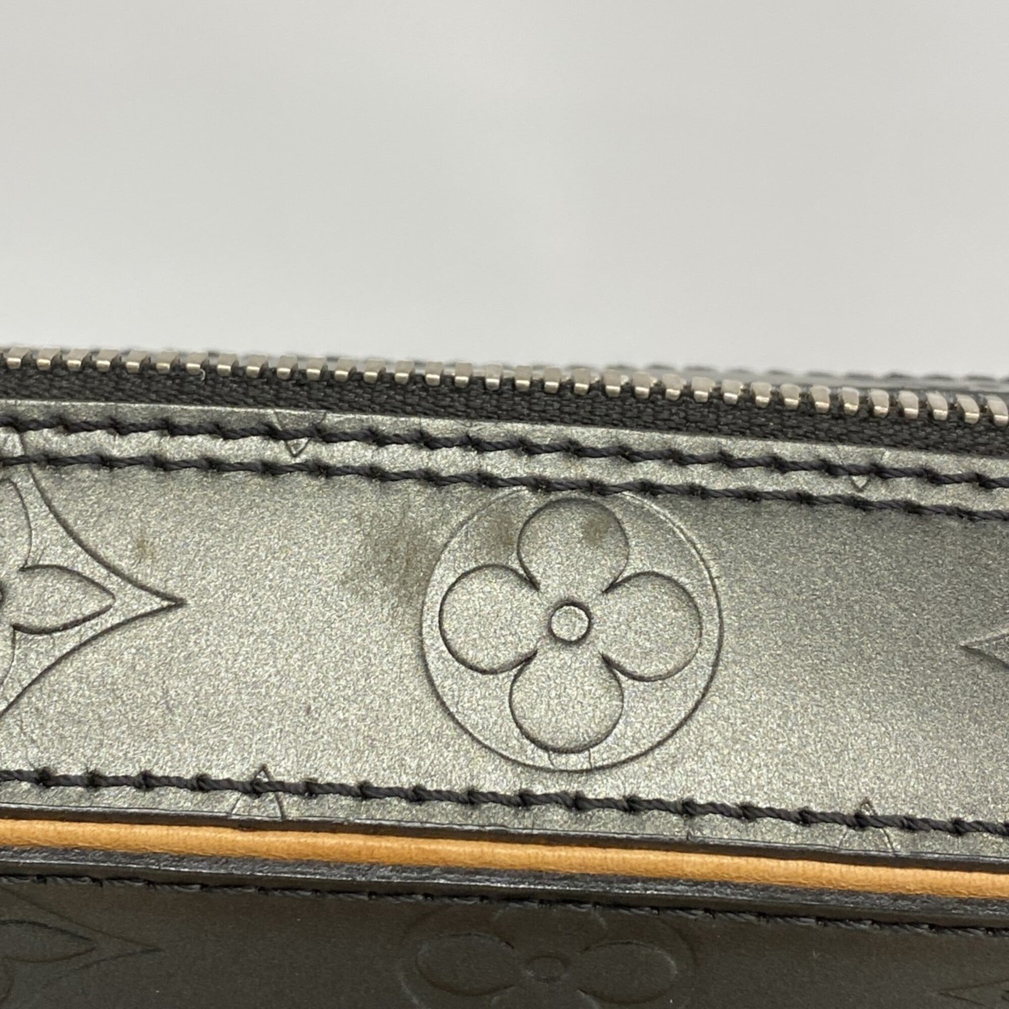 Louis Vuitton Noir Handbag (Pre-Owned)