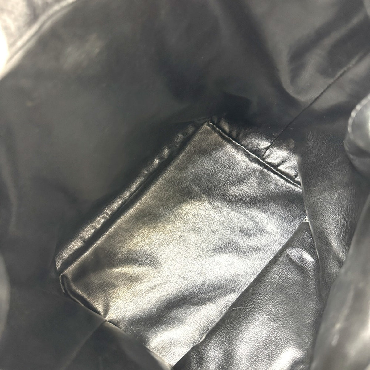 Chanel Black Leather Shoulder Bag (Pre-Owned)