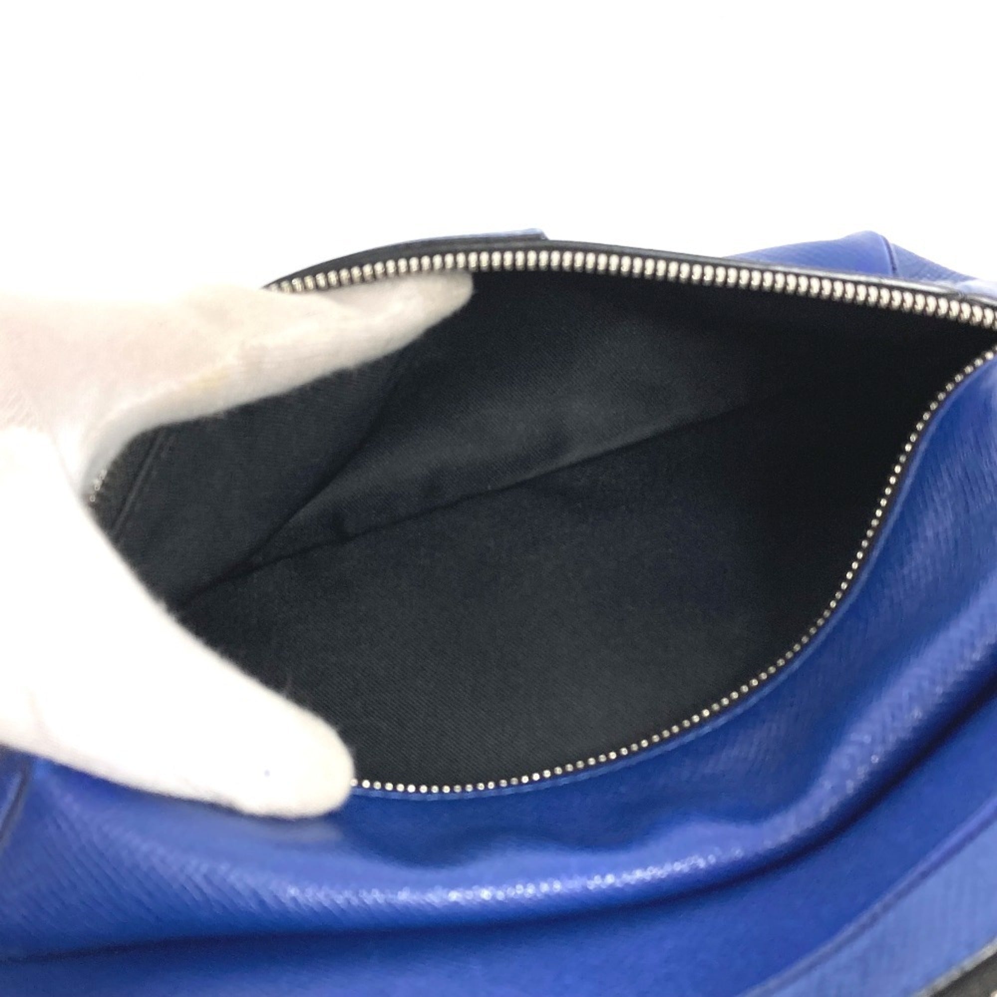 Louis Vuitton Blue Taiga Leather Shoulder Bag Sling Bag (Pre-Owned)