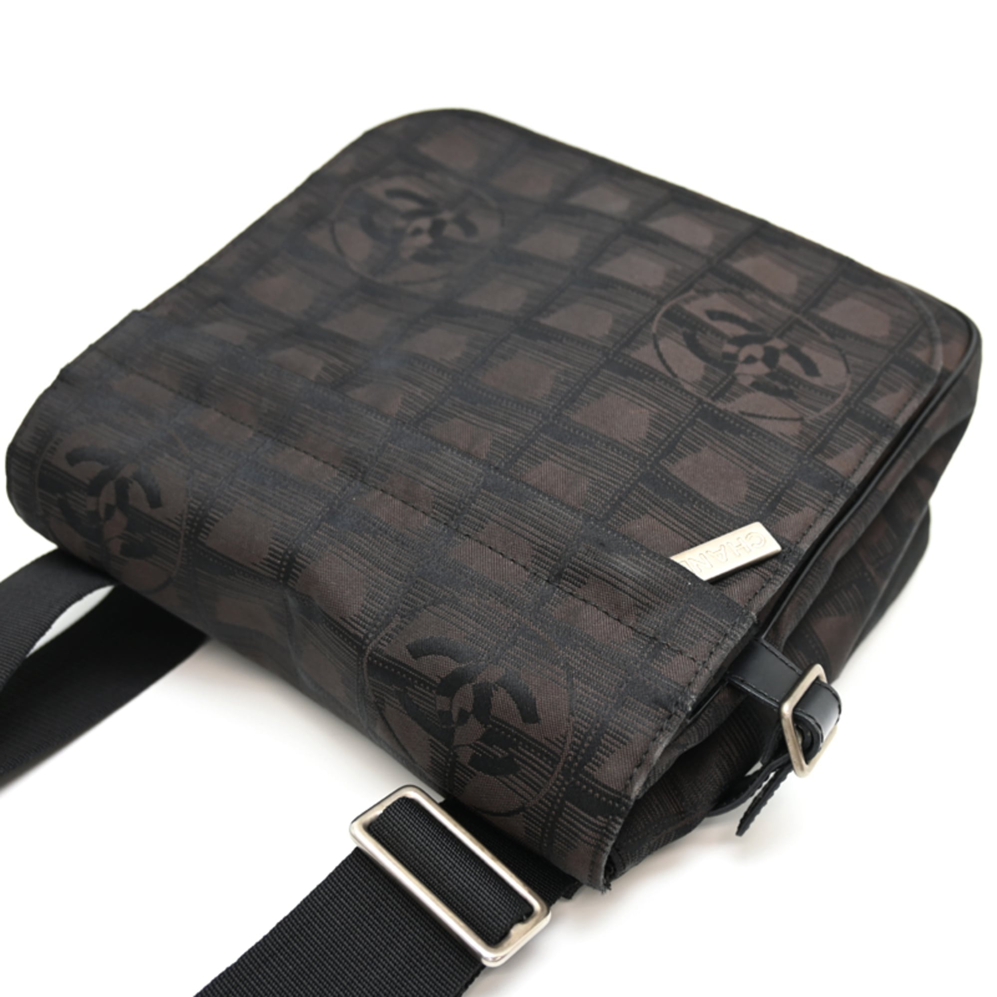 Chanel Brown Nylon Shoulder Bag (Pre-Owned)