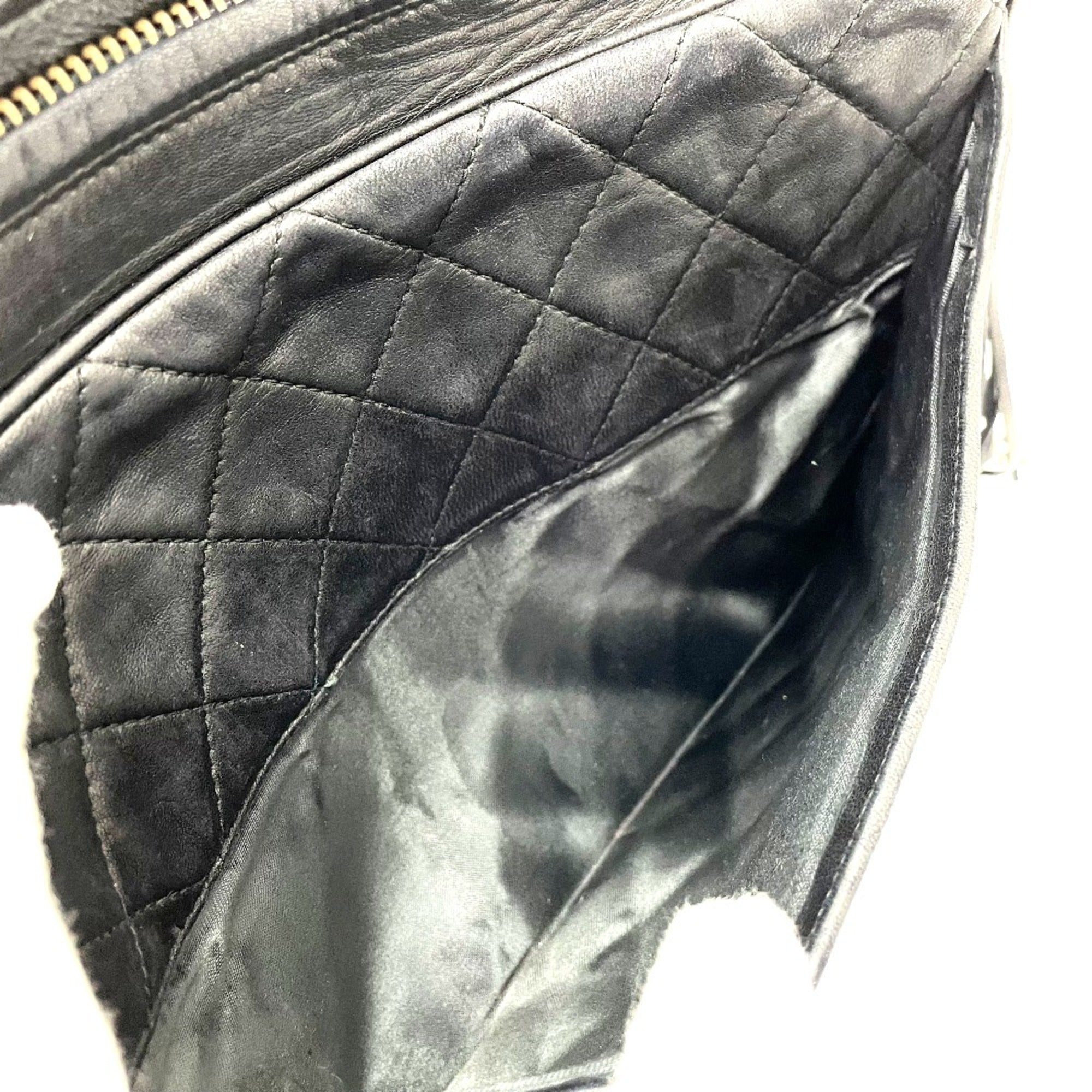 Chanel Black Leather Shoulder Bag (Pre-Owned)