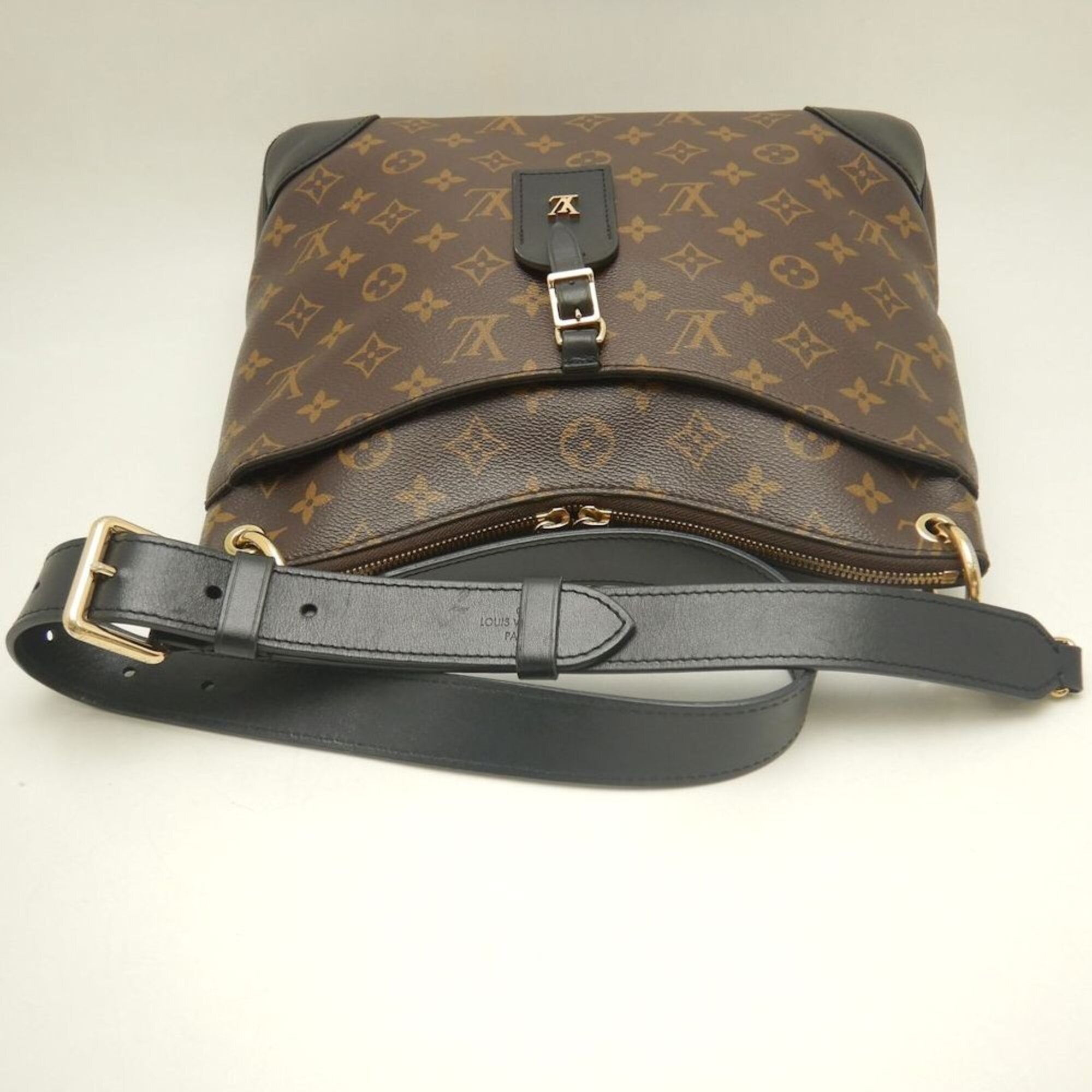 Louis Vuitton Brown Monogram Canvas Shoulder Bag (Pre-Owned)