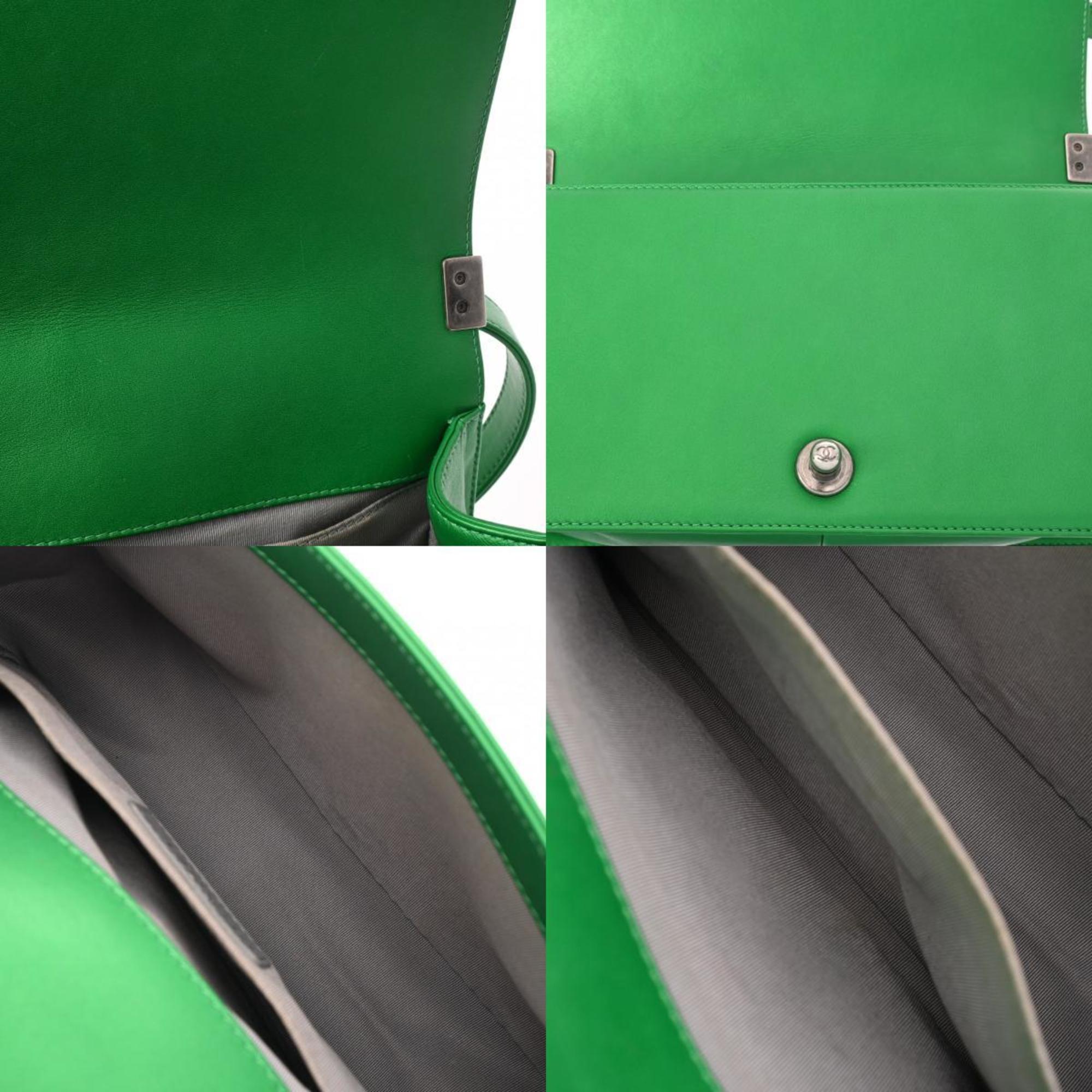 Chanel Green Leather Shoulder Bag (Pre-Owned)