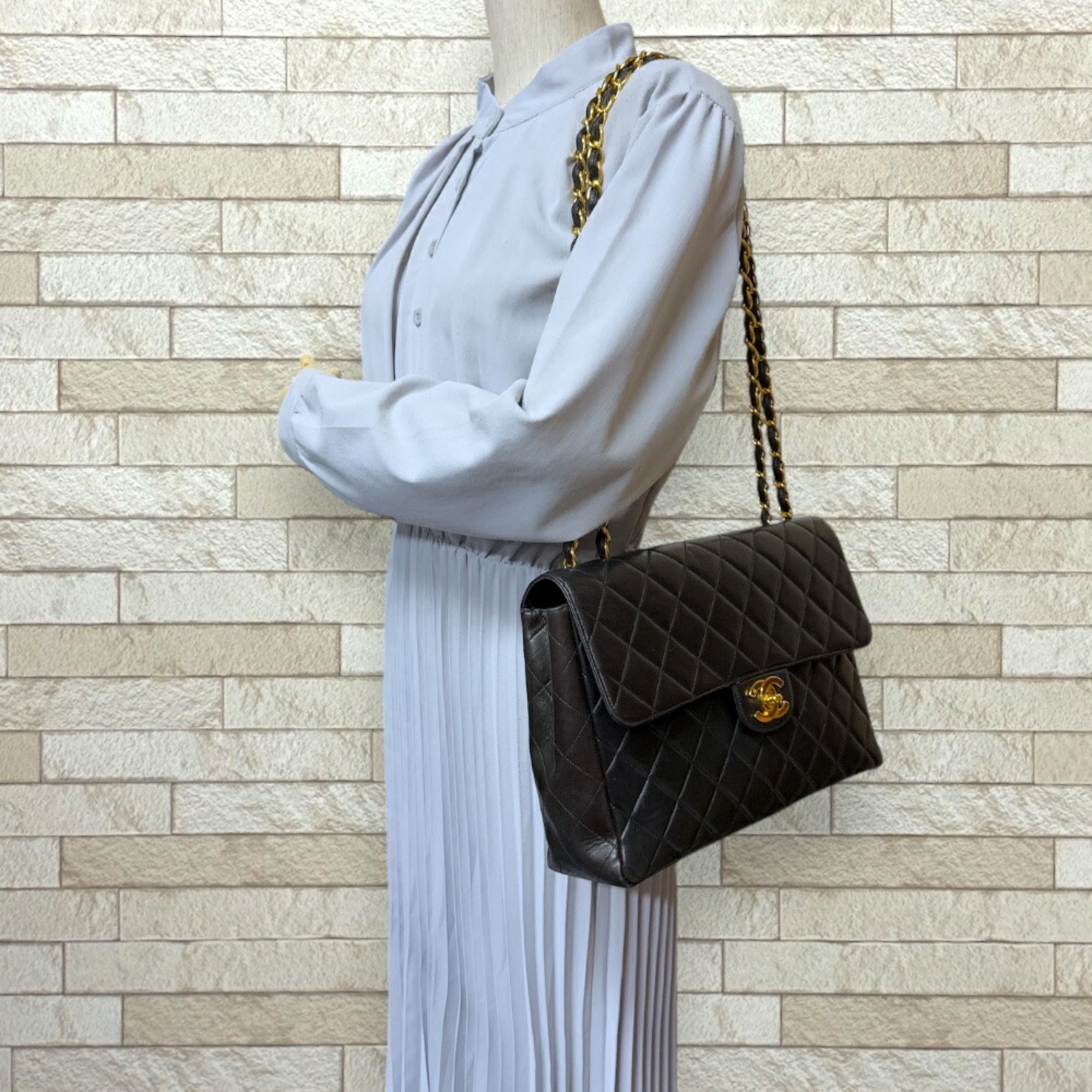 Chanel Black Leather Shoulder Bag (Pre-Owned)