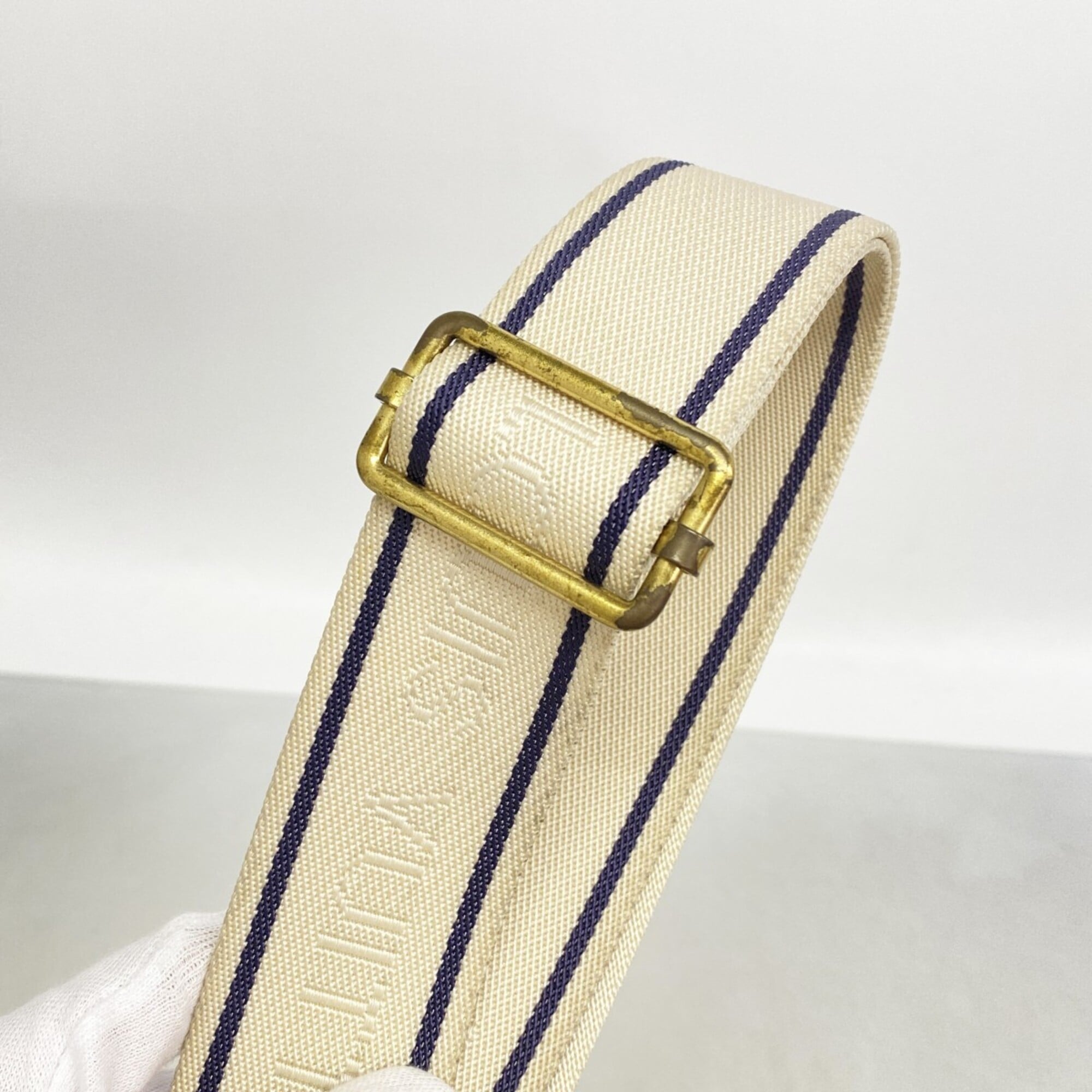 Louis Vuitton White Shoulder Bag (Pre-Owned)