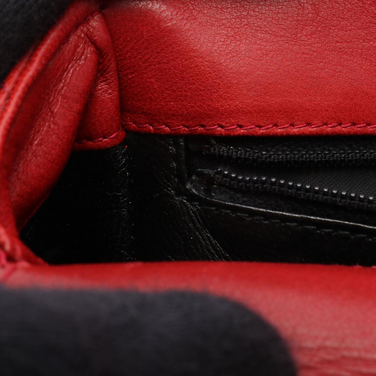 Chanel Red Color Leather Handbag (Pre-Owned)