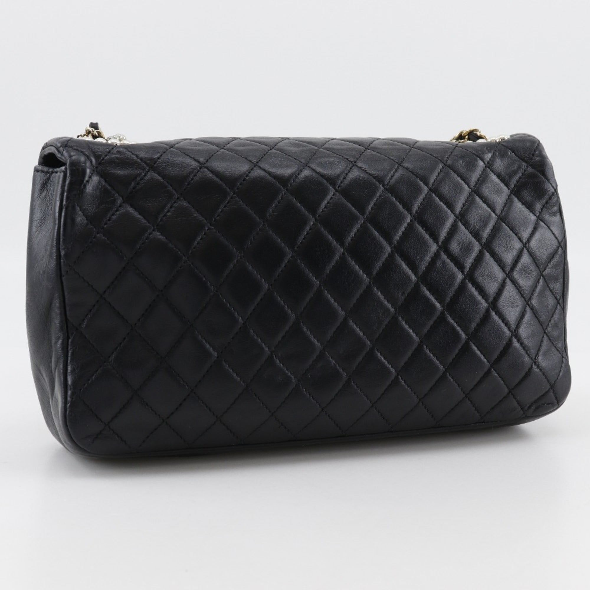 Chanel Matelasse Black Leather Shoulder Bag (Pre-Owned)