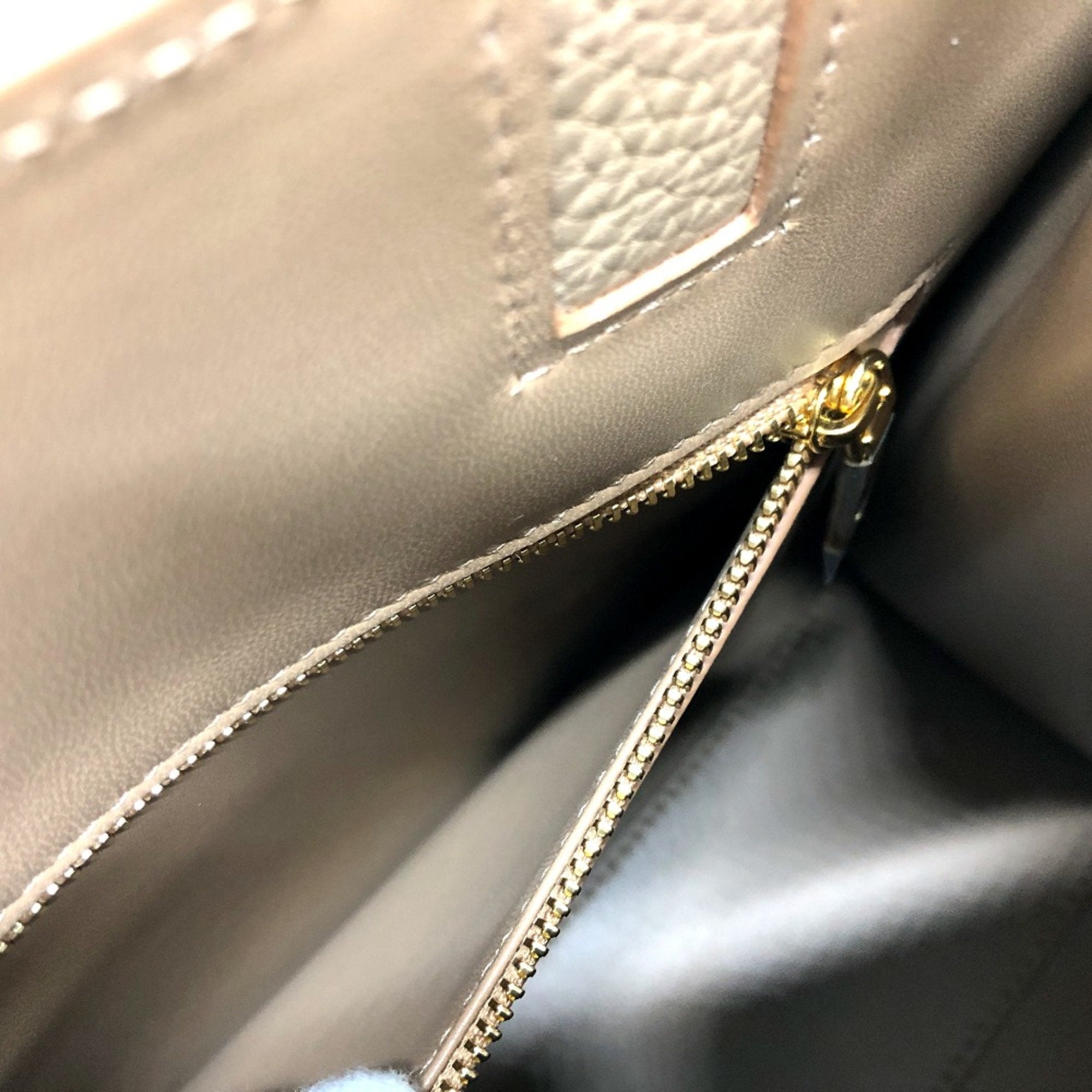 Burberry White Leather Handbag (Pre-Owned)