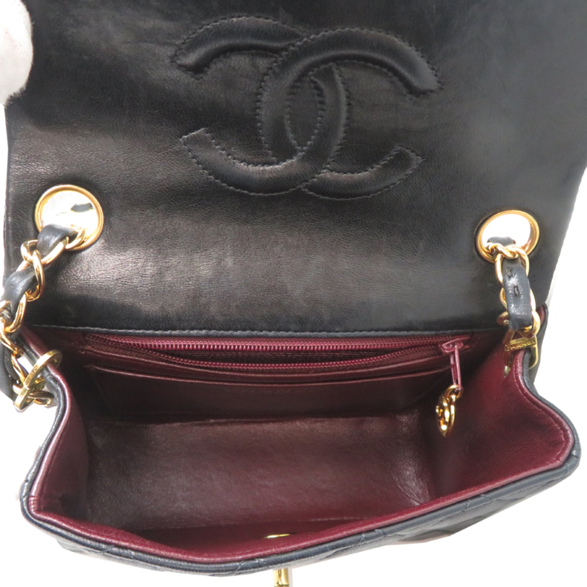 Chanel Black Leather Shoulder Bag (Pre-Owned)