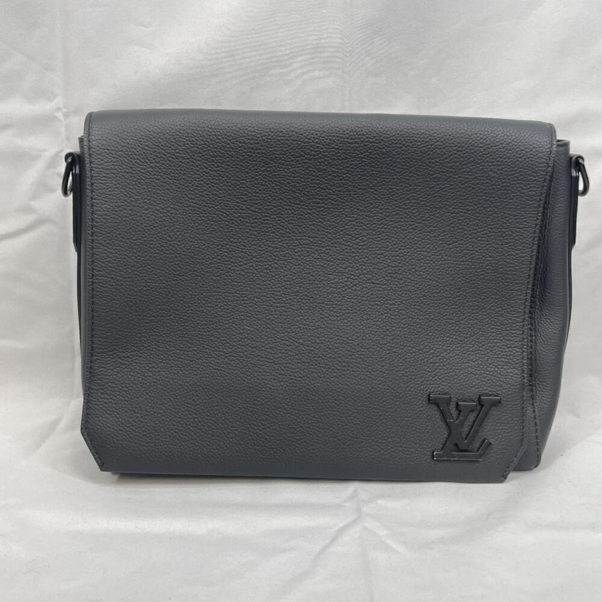 Louis Vuitton Blue Shoulder Bag (Pre-Owned)
