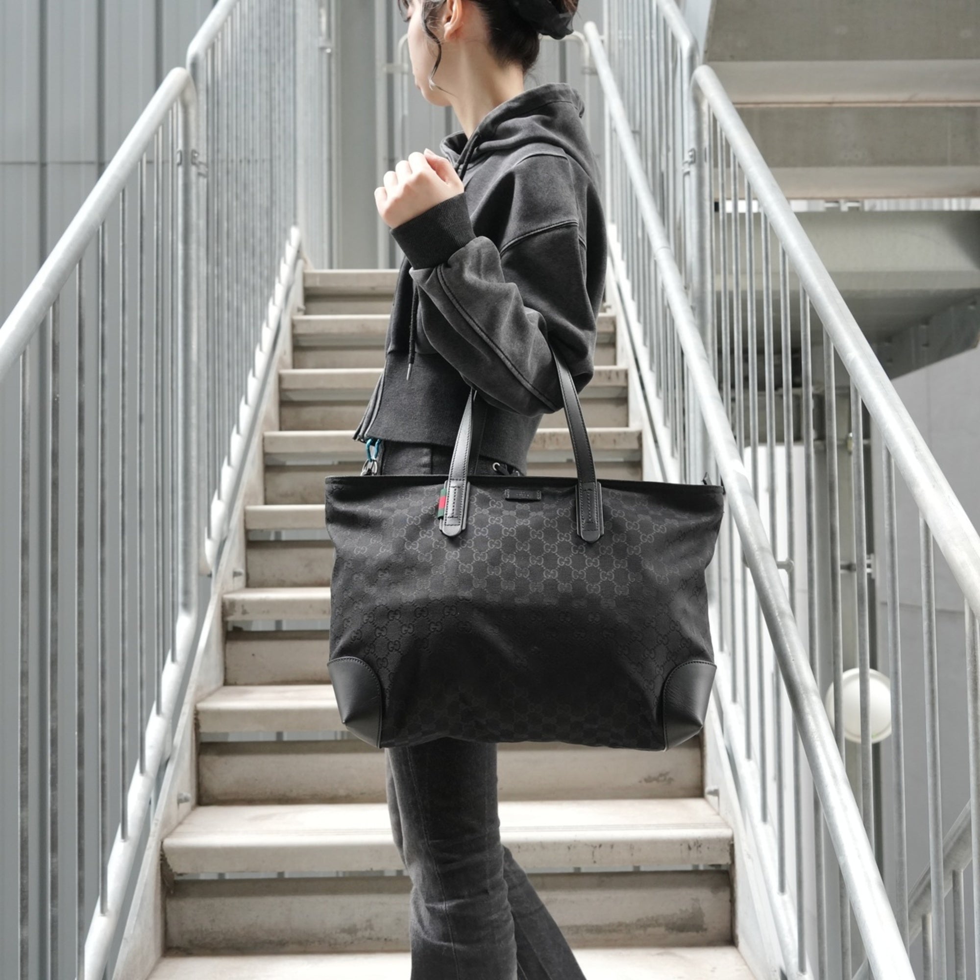 Gucci Gg Canvas Black Gg Canvas Tote Bag (Pre-Owned)