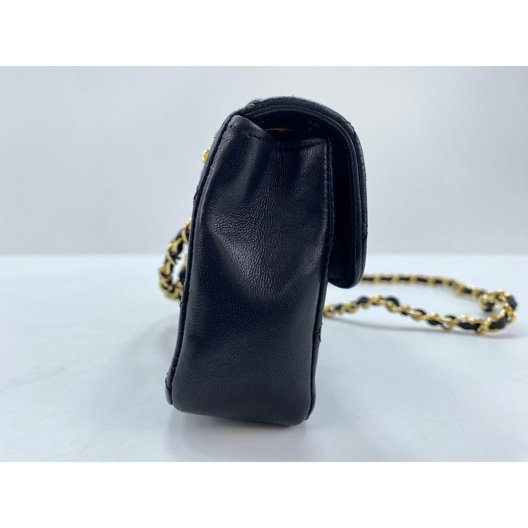Chanel Black Shoulder Bag (Pre-Owned)