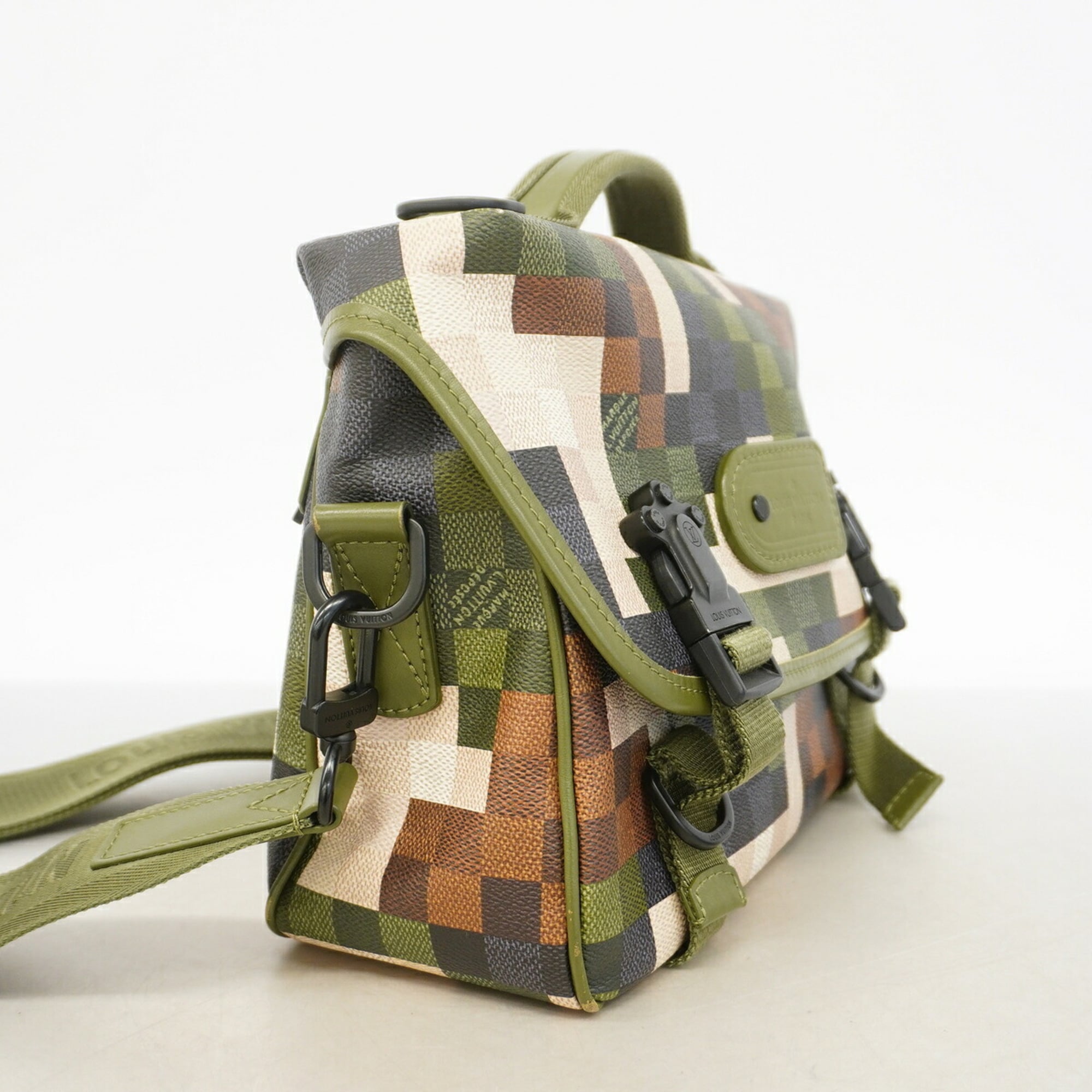 Louis Vuitton Green Shoulder Bag (Pre-Owned)