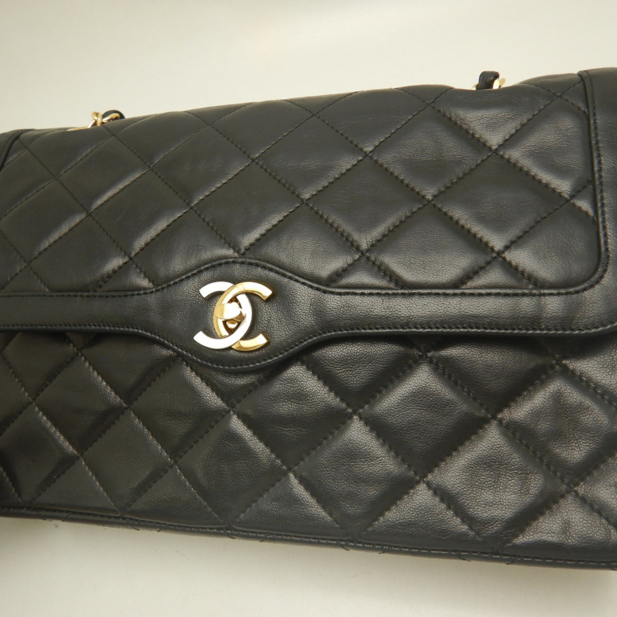Chanel Black Leather Shoulder Bag (Pre-Owned)