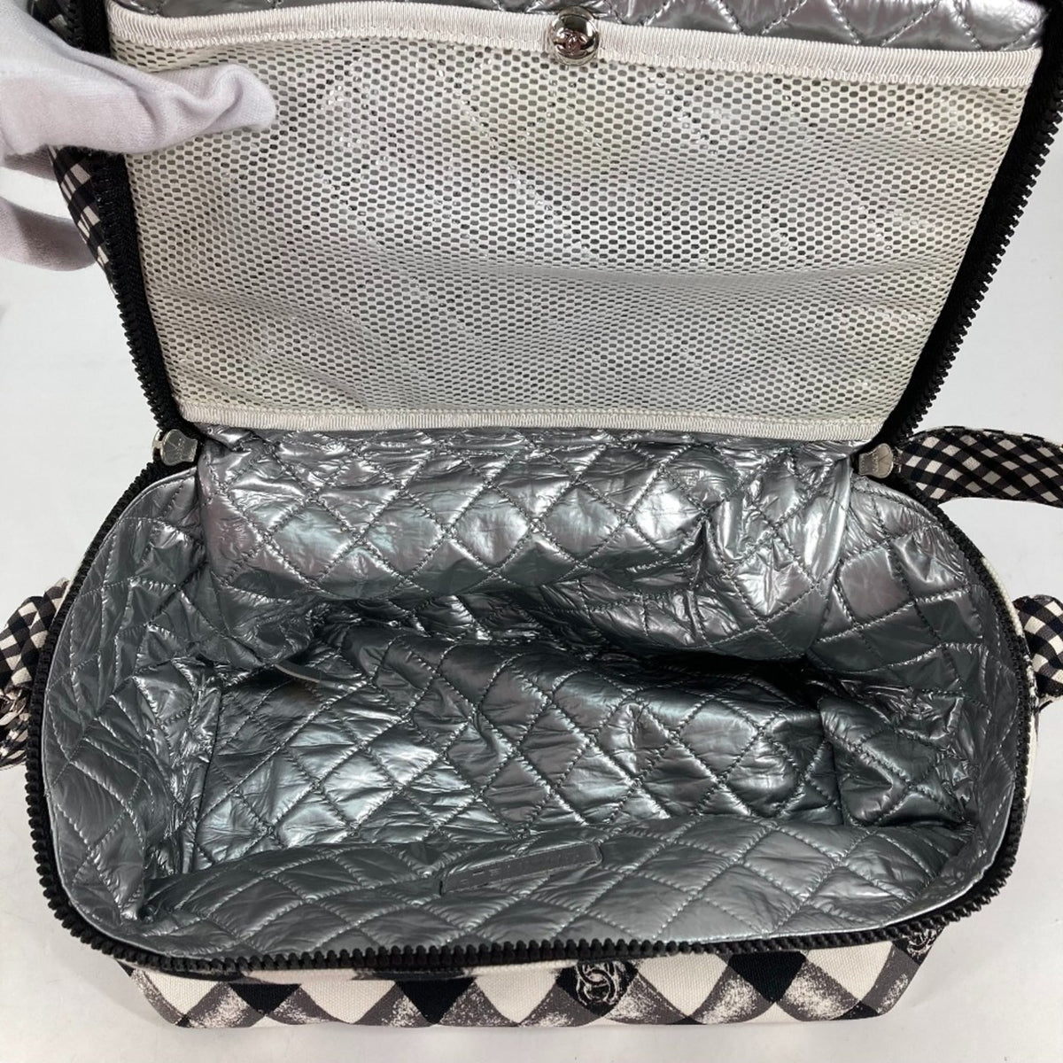 Chanel White Cloth Shoulder Bag (Pre-Owned)