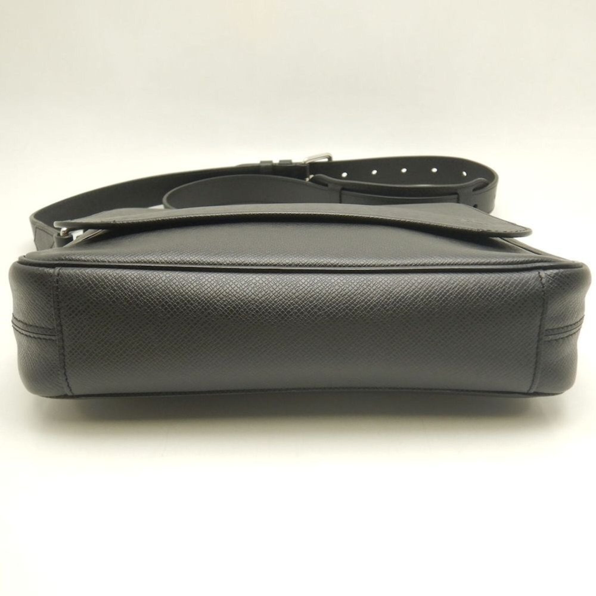 Louis Vuitton Noir Taiga Leather Shoulder Bag (Pre-Owned)