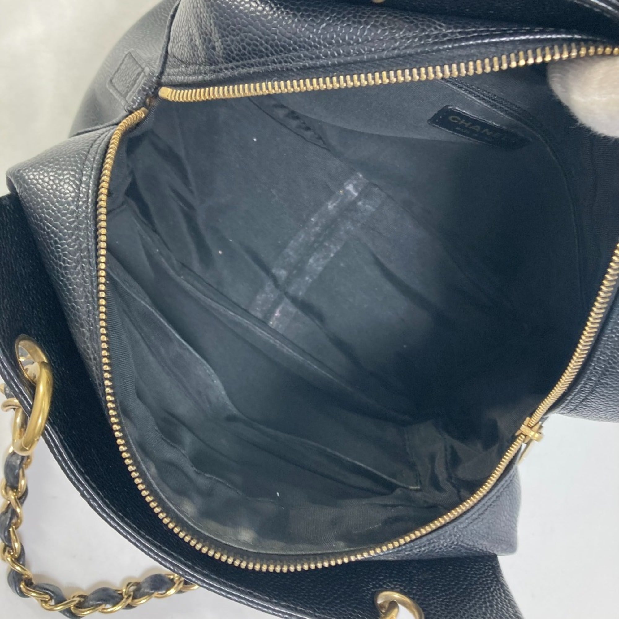 Chanel Black Leather Shoulder Bag (Pre-Owned)
