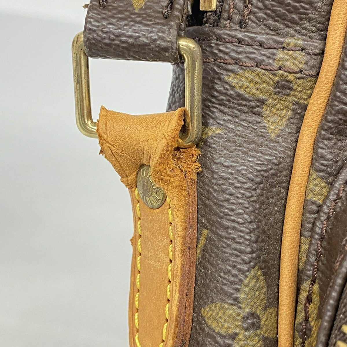 Louis Vuitton Brown Shoulder Bag (Pre-Owned)